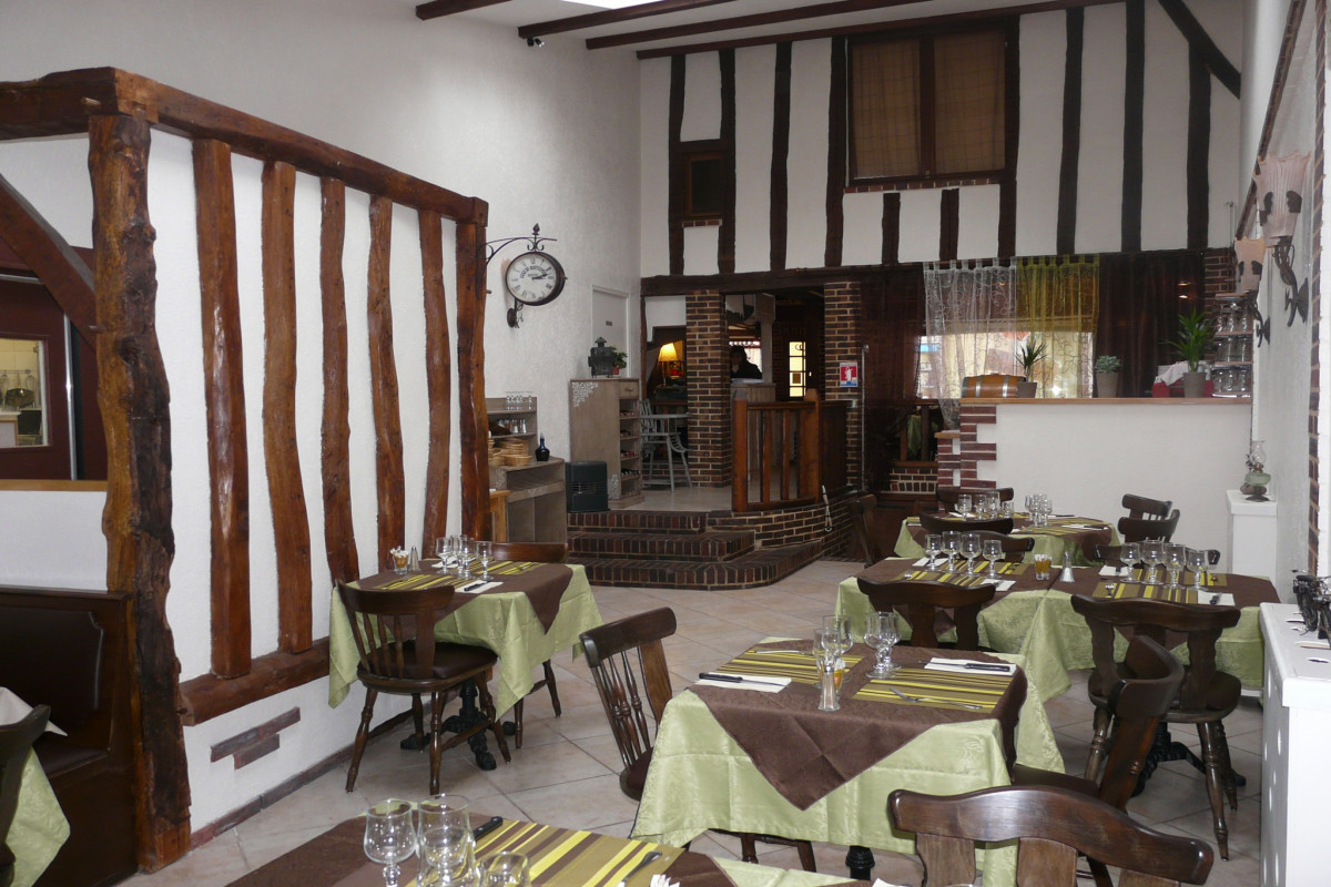 Restaurant traditionnel, Pizzeria et Crêperie, centre ville de Senonches au pied du château avec 2 parkings à proximité. 70 couverts à l'intérieur et 25 en terrasse qui se situe à l'arrière au calme. Appartement à l'étage. Possibilité d'augmenter le chiffre d'affaire. Idéal pour couple.
Accompagnement possible à la passation pour plus de confort.