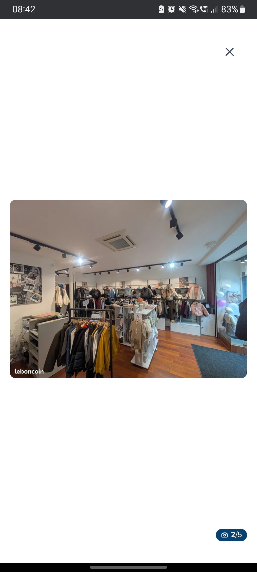 Local commercial 40 m² FOUGERES Situé en hyper-centre de Fougères, cette boutique d'environ 40 m² a été entièrement rénovée en 2023. Elle comprend, une surface de vente, réserve et WC. 2 rideaux métalliques devant vitrine et porte. Loyer mensuel de 750€ HT + 10€ de provision pour charges. Cession de Droit au Bail de 18300€ frais d'agence inclus Surface : 40 m² Non soumis au DPE Consommation énergie primaire : Non communiqué Consommation énergie finale : Non communiqué