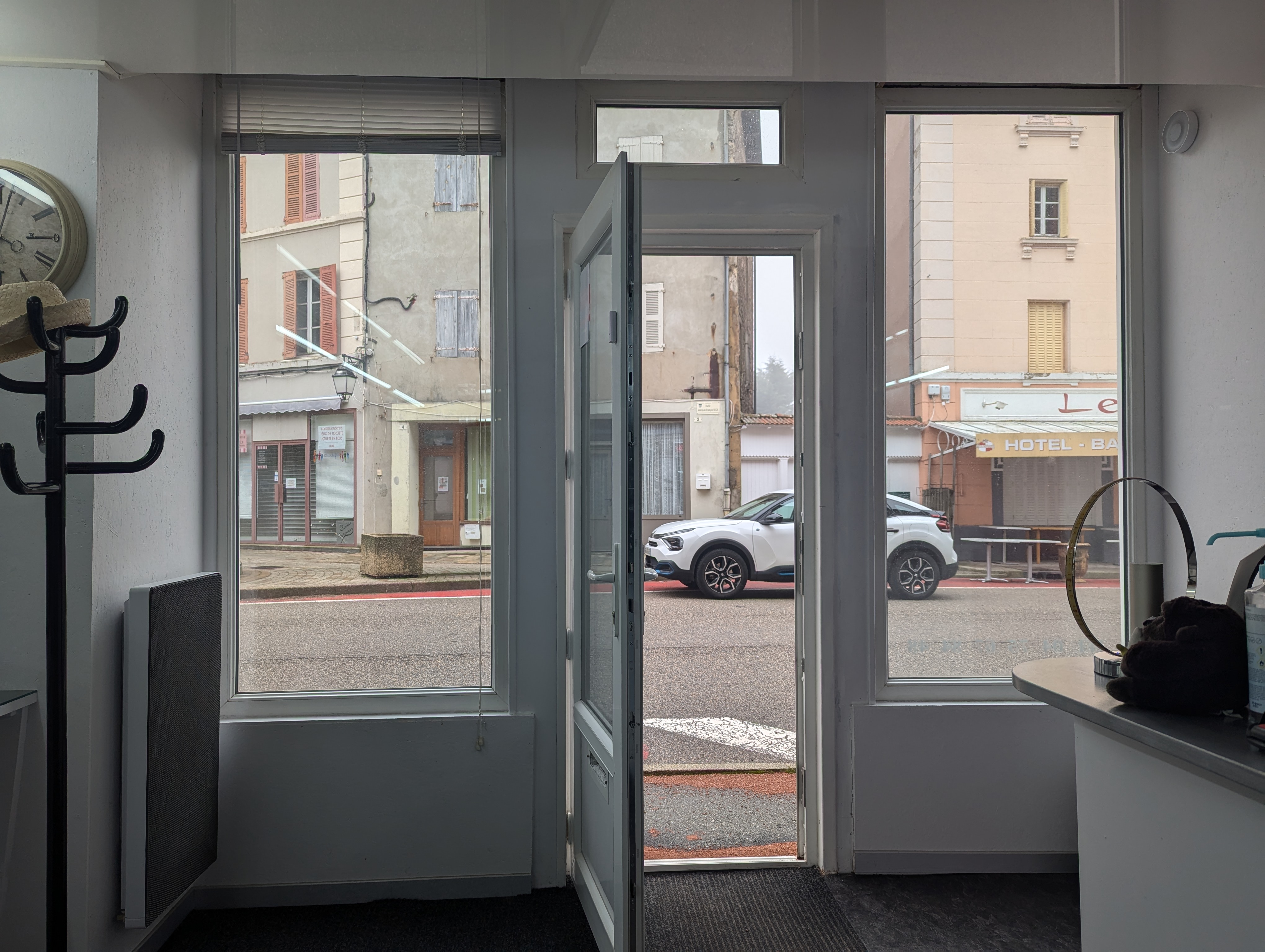 Murs commerciaux 40 m² LALOUVESC IAD France - Nicole PORTE vous propose : A vendre -SALON DE COIFFURE MURS ET FOND au cœur de LALOUVESC(07).Vous rêvez de devenir votre propre patron ou d'investir dans un commerce rentable ?Ce salon de coiffure de 40M² environ, situé en PLEIN CENTRE DU CHARMANT VILLAGE DE LALOUVESC, est une opportunité idéale ! Le BIEN EN Détail : SURFACE 40 M² environ, LOCAL LUMINEUX et FONCTIONNEL CLIMATISATION REVERSIBLE et chauffage électrique PORTE ANTI EFFRACTION Faibles charges de copropriété 294 EUR/an Arrière boutique. Idéalement situé, ce salon bénéficie d'un emplacement privilégié dans ce village dynamique et touristique du nord Ardèche. Ne MANQUEZ PAS CETTE BELLE OPPORTUNITE! Contactez-moi pour plus d'informations ou pour organiser une visite.. Information d'affichage énergétique sur le bien associé à cette annonce : classe ENERGIE E indice 379 et classe CLIMAT B indice [URL masquée pour votre sécurité] présente annonce immobilière a été rédigée sous la responsabilité éditoriale de Mlle Nicole PORTE (ID 33433), Agent Commercial mandataire en immobilier immatriculé au Registre Spécial des Agents Commerciaux (RSAC) du Tribunal de Commerce de Aubenas sous le numéro 842962813 Surface : 40 m² Non soumis au DPE Consommation énergie primaire : Non communiqué Consommation énergie finale : Non communiqué Montant estimé des dépenses annuelles d'énergie pour un usage standard : 1687 € par an. Prix moyens des énergies indexés sur l'année 2021.