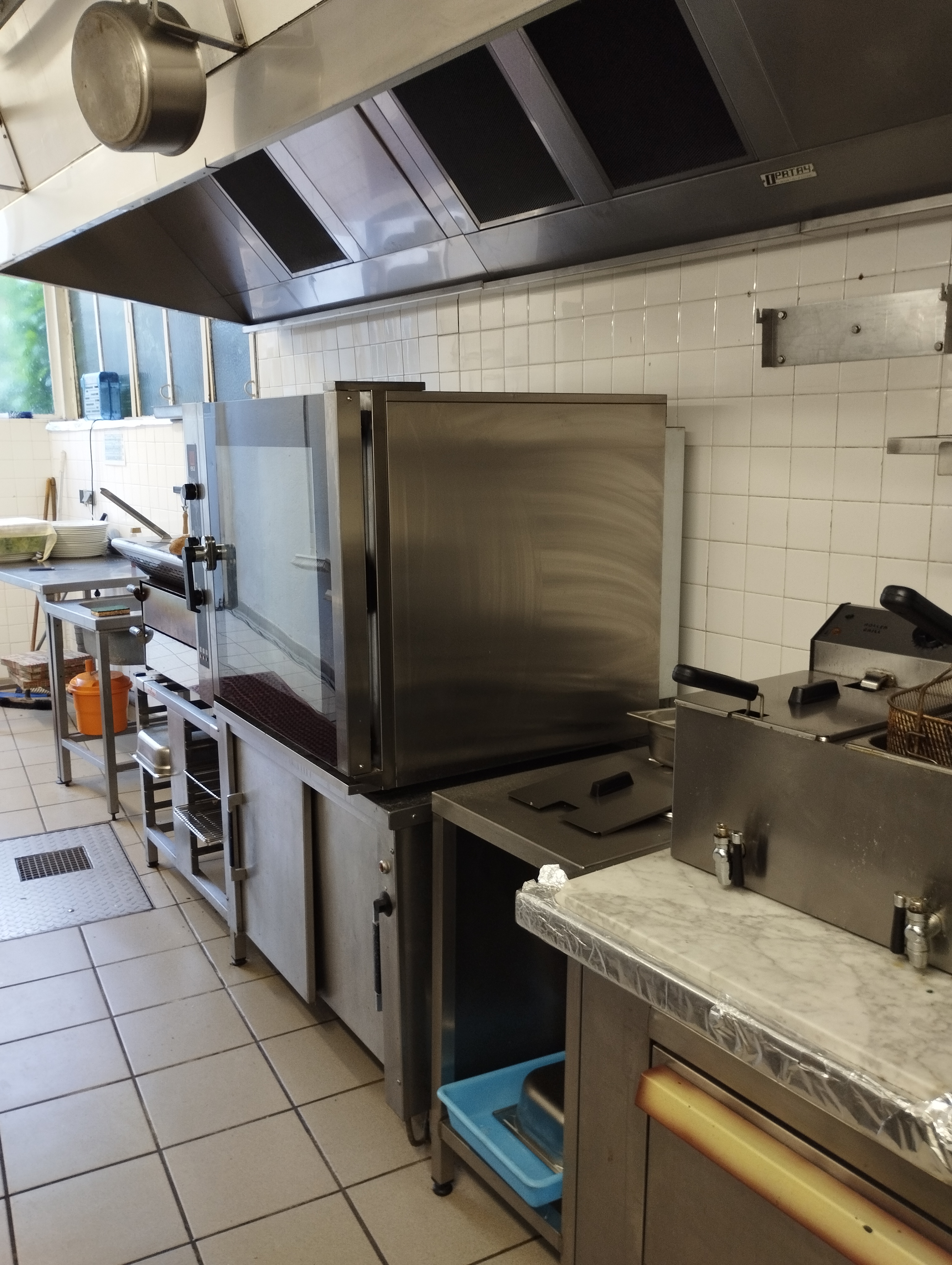en plein coeur du brionnais, 10 kms de charlieu, auberge avec 9 chambres rénovées, salle de petit déjeuner, salle de restaurant, coin salon, cuisine équipée, cour intérieur et dépendances