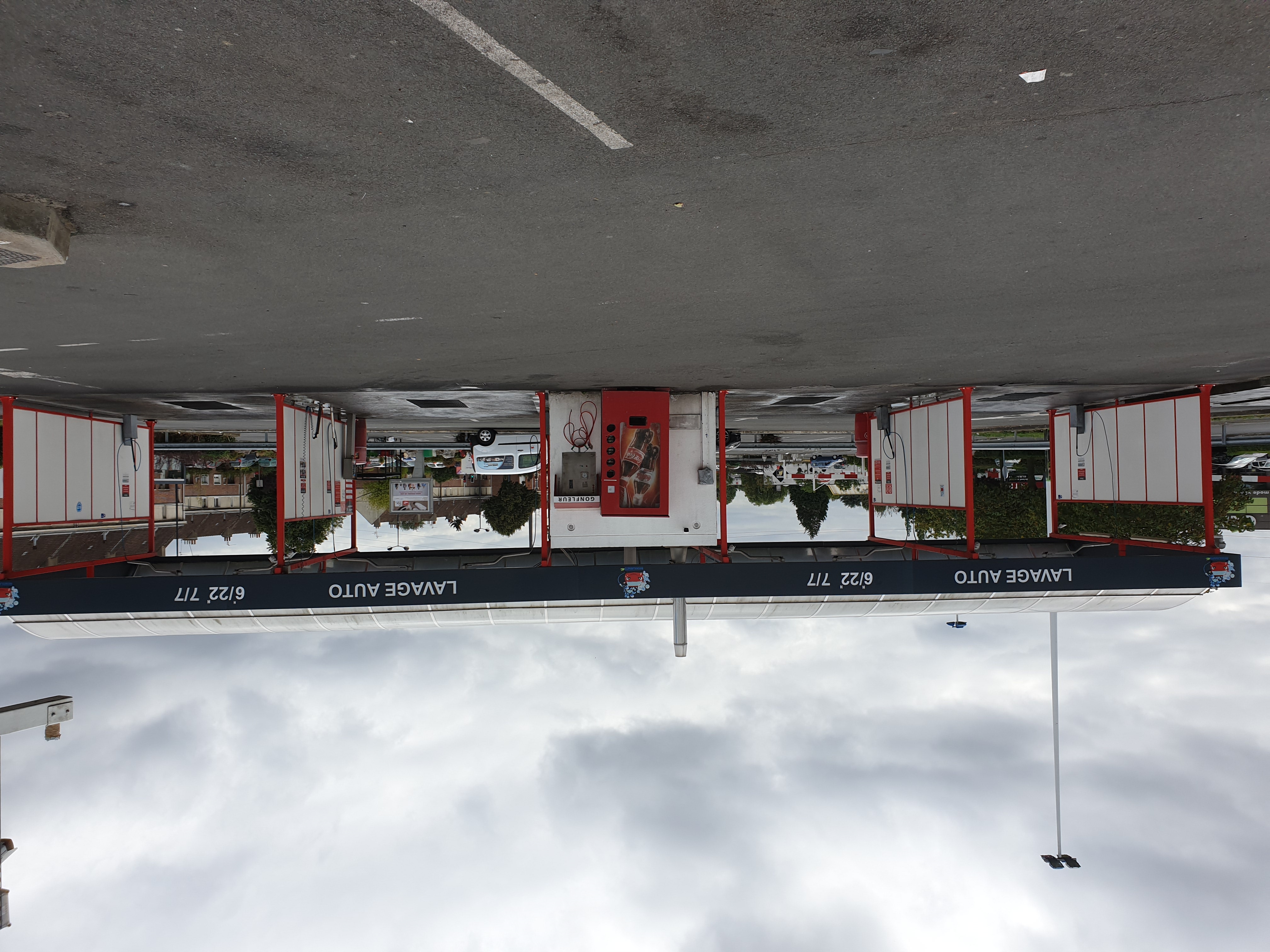 cause retraite, vend station de lavage auto située a proximité d'un centre commercial, et équipée de 4 pistes, 1 rouleau, 5 aspirateurs, 1 gonfleur.