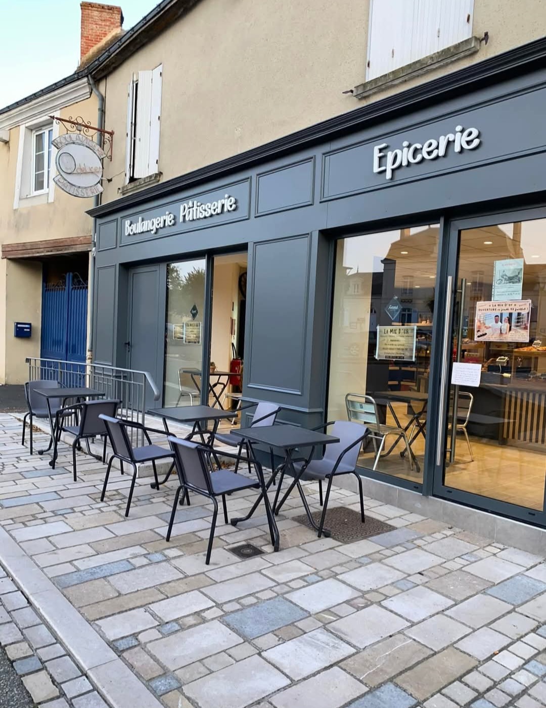 A ROUEZ, ON FAÇONNE POUR TROUVER SON BOULANGER H/F

Au cœur d’un village de la Sarthe charmant, unique et dynamique prénommé Rouez, les clients attendent avec impatience ! 
Vous êtes boulanger expérimenté, accueillant et recherchez une boulangerie en location gérance, alors vous avez bien fait de commencer à nous lire !

Et oui, à Rouez, il y a un véritable potentiel de ventes grâce à ses différents commerces, associations, école, MAM, etc…

Une superbe boutique de vente rénovée de 55m2 ne demande qu’à être remplie de pains, viennoiseries et pâtisseries. Un grand labo avec du matériels de professionnels haut de gamme est déjà prêt pour y réaliser vos meilleures recettes ! 

Enfin un logement accolé de 150m2 est disponible afin d’ajouter du confort à ce beau projet qui vous tend les bras.

N’hésitez pas à venir nous rencontrer, ça ne mange pas de pain ! 

Contact : Mairie de rouez
Tél : 02 43 20 14 83
Mail : mairie@rouez.fr