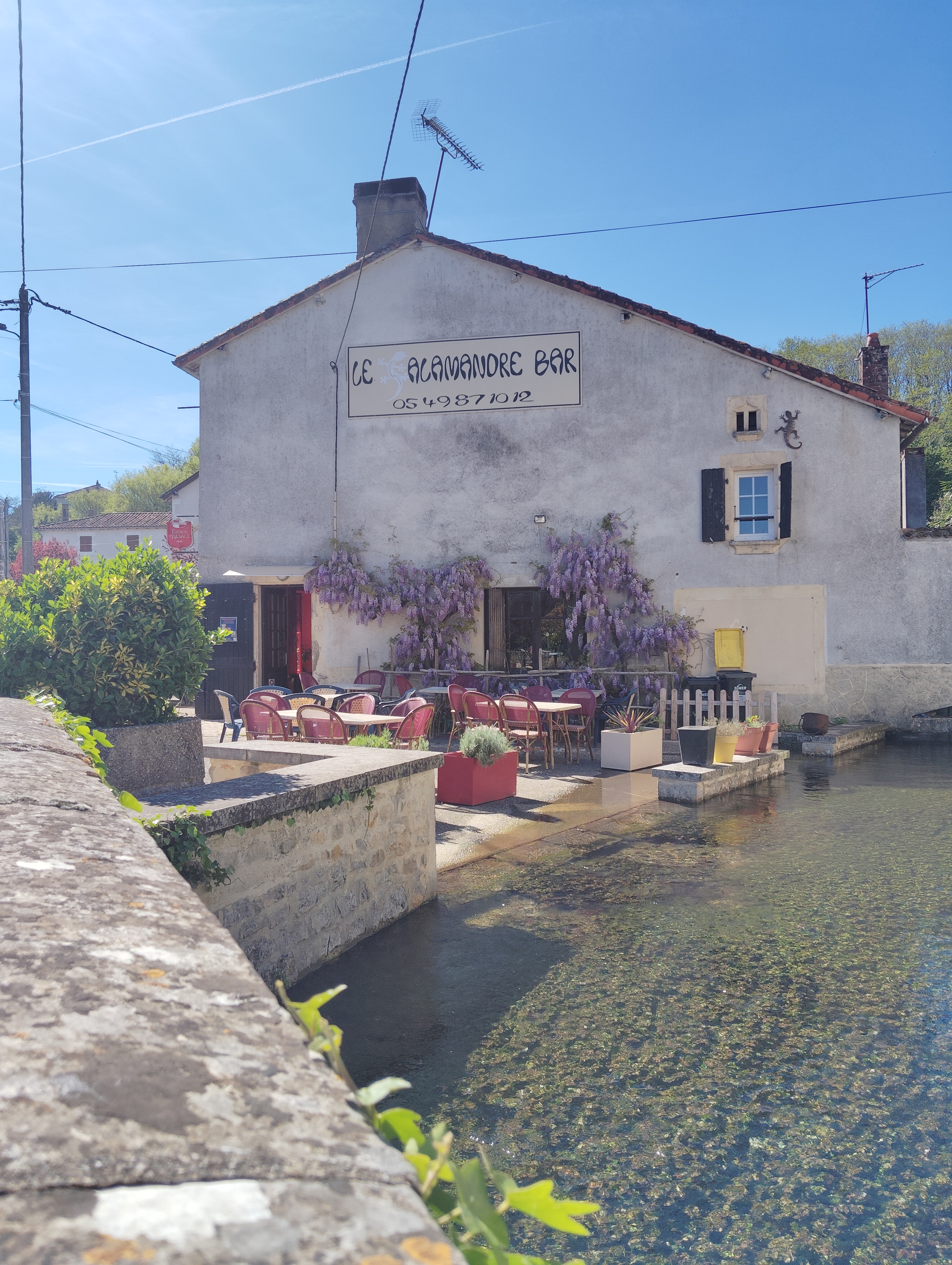 Murs et fonds dans un petit village de la Vienne (86).
Plus de détail par mail où de vive voix