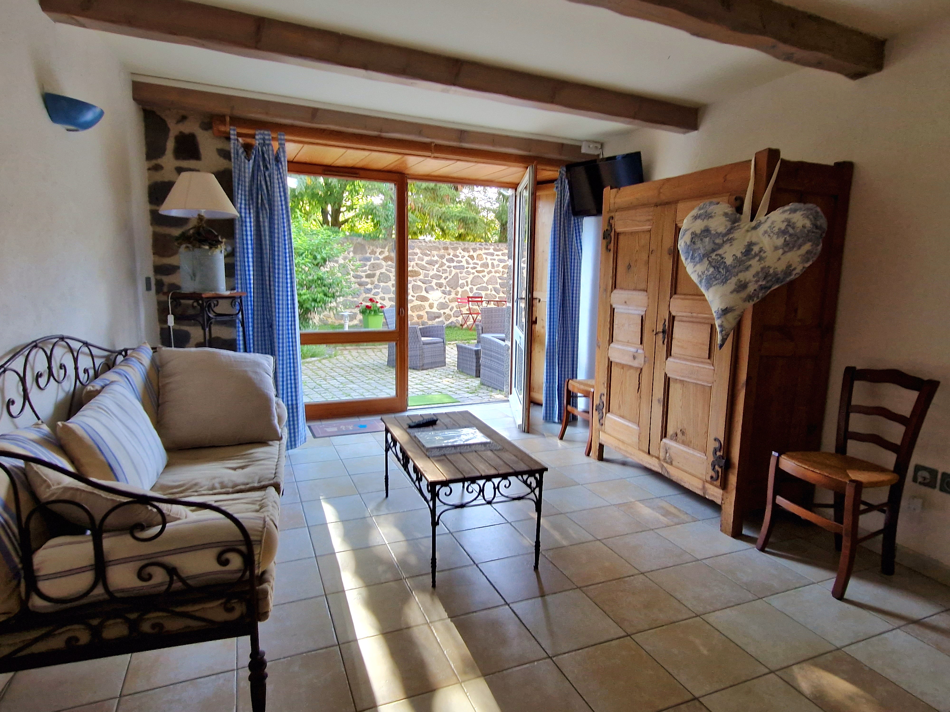 Ancienne ferme de caractère entièrement rénovée , située dans un petit village BLANZAC, à proximité du PUY EN VELAY, au coeur de la Haute-Loire
   Seul commerce de la commune, créé par les propriétaires, originaires du village,  il y a 18 ans. La batisse comprend un restaurant d'une capacité d'une soixantaine de couverts, situé dans l'ancienne grange, des chambres d'hôtes indépendantes avec l'ancienne cuisine pour pièce à vivre et un gite aménagé pour personnes à mobilité réduites. 
 Belle activité commerciale , dans une région riche pour sa nature , son patrimoine et son calme .
Vente pour cause de retraite