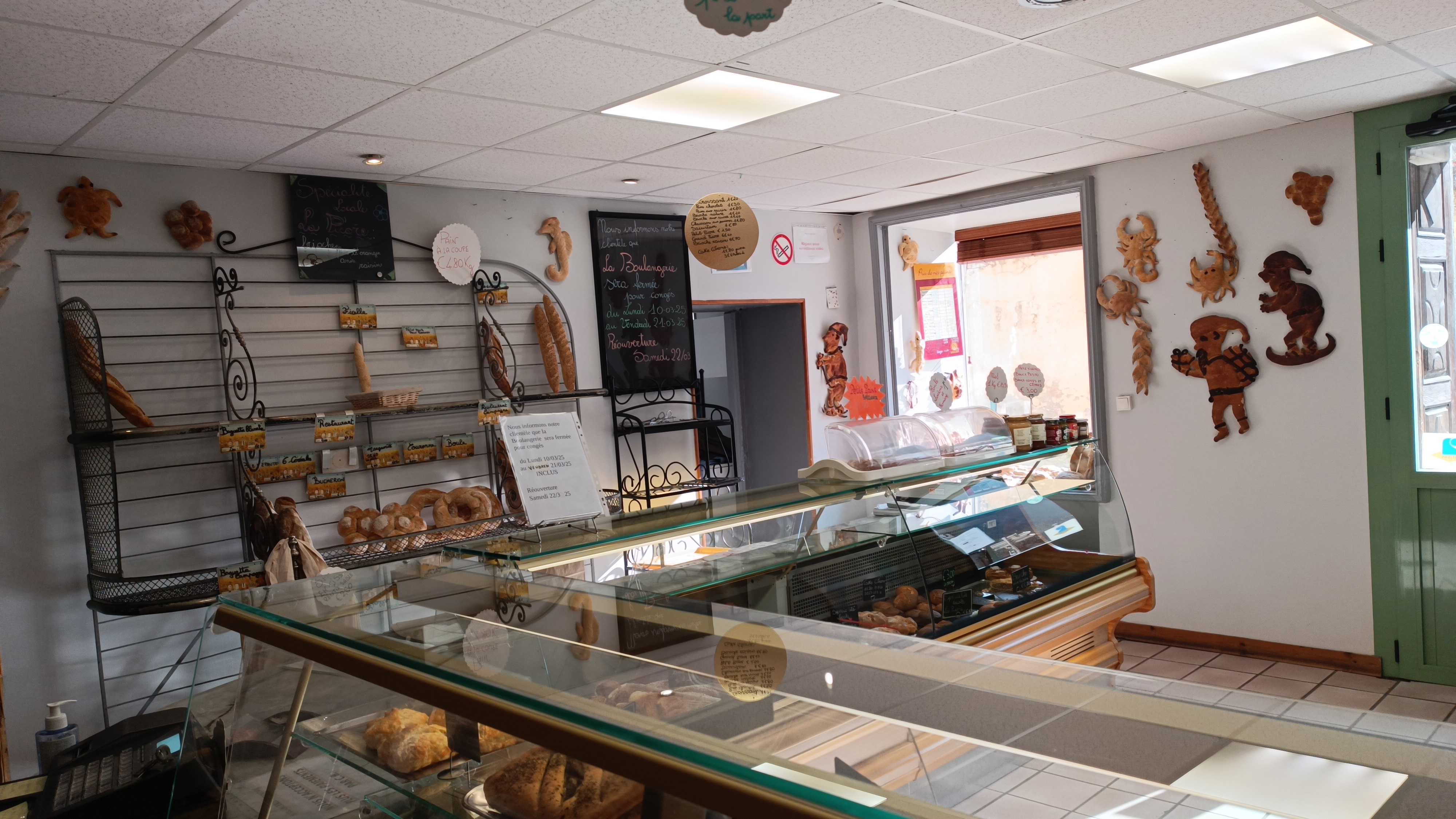 L'heure de la retraite a sonné, je vends ma boulangerie située dans un village des Alpes-Maritimes aux portes du Parc du Mercantour. Clientèle fidèle et touristique. Bonne affaire saine et prosperante.
Un logement est attenant.