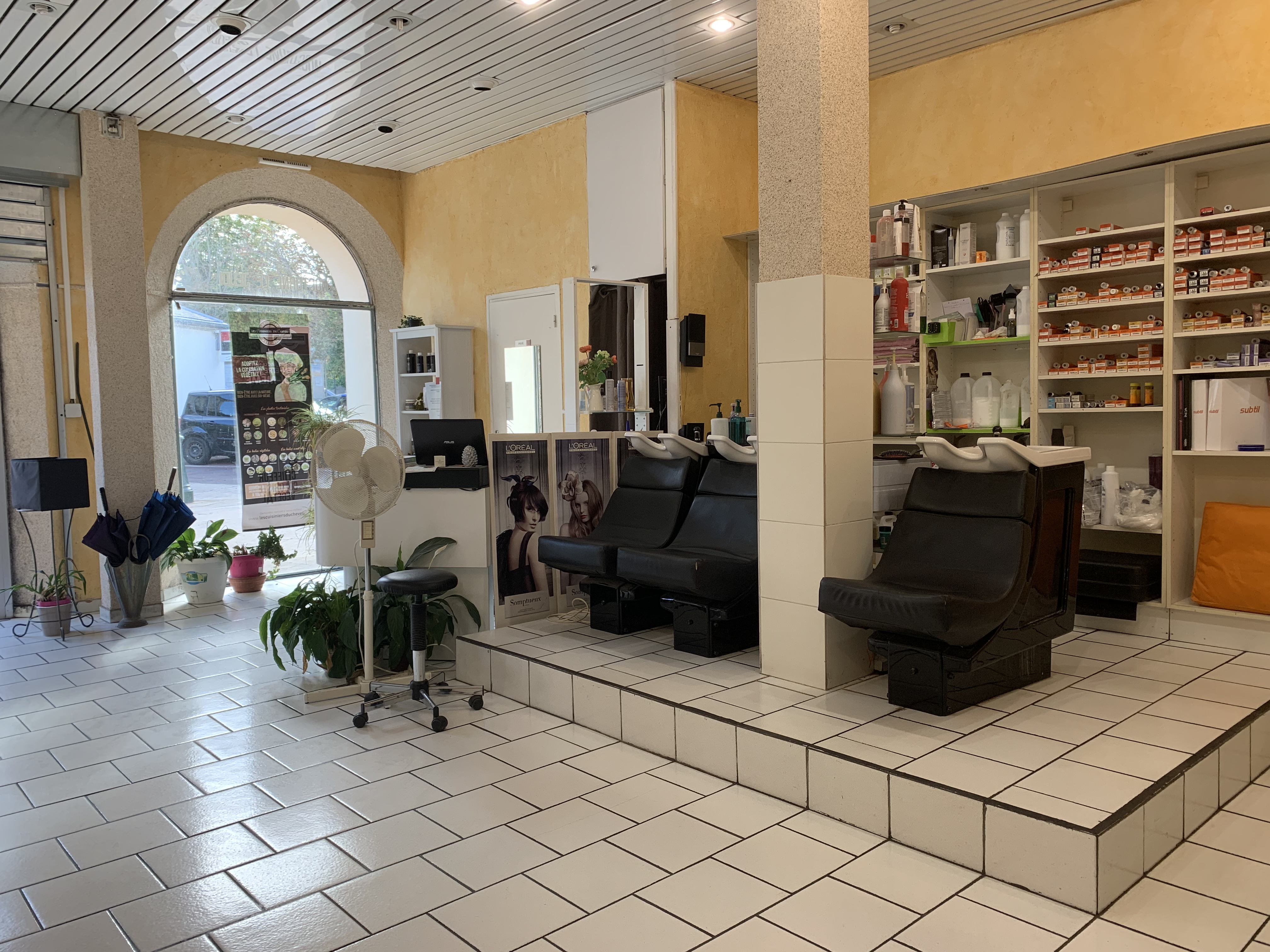 Vend salon de coiffure à SACLAY commune du grand PARIS en pleine expansion.Le salon fait 60 m2 ,6 places de coiffages,3 bacs,un coin cuisine et une petite pièce (coin repas,réservé).Le local appartient à la commune.le loyer est de 473,13/mois
