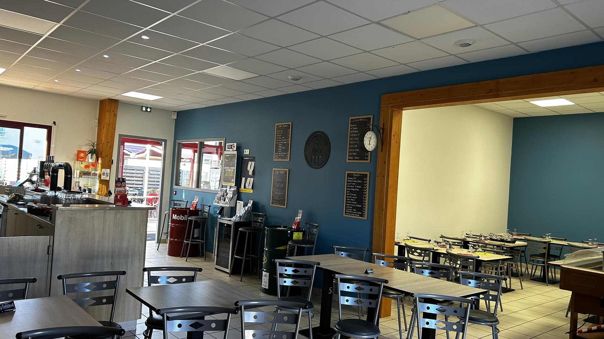 BAR RESTAURANT, AVEC LICENCE 4, DEBIT DE TABAC ET FRANÇAISE DES JEUX, situé sur la commune de Champ sur Layon, au cœur d’une commune dynamique d'environ 1000 habitants. La commune est située au cœur des Coteaux du Layon, cela confère au bar/restaurant une position stratégique et une grande visibilité du monde agricole et artisanal.
Une boulangerie, un salon de coiffure, et un garage sont aussi implanté autour.
Situé au cœur de la commune, cet établissement est une opportunité en l'absence de concurrence. Il est un pôle essentiel de la commune, par le développement d’autres services et la création d’animations. 
Ideal pour un couple, un logement est mis à votre disposition à l’étage
Au rez-de-chaussée, vous aurez à votre disposition une salle pouvant accueillir jusqu’à 50 couverts donnant sur une très belle terrasse pouvant acceuillir + 50 couverts en été. 
La cuisine est installée et aux normes. Une grande réserve est attenante à la structure.
A l’étage, le logement (inclus dans le bail) se compose de 3 chambres, d’une salle de bain, une pièce de vie et cuisine séparée aménagée et équipée avec arrière cuisine. Le tout avec balcon. 
Vous disposerez de 80 m2 d’habitation et de 235 m2 pour le commerce.
La volonté de la commune est que cet établissement soit en place très rapidement. La restauration et le bar étant des activités importantes pour ce projet, nous valorisons les expériences en restauration. Nous recherchons avant tout des personnalités garantissant la convivialité du lieu, capables de coconstruire les services de proximité répondant aux besoins identifiés en lien avec la commune, en adhésion avec ses valeurs. Des qualités de gérant, de commerçant ainsi qu’une réelle volonté d’entreprendre sont clés pour ce poste. Le loyer est de 8776,20€ annuel, hors droits, taxes et charges (bail commercial licence 4+ Tabac +FDJ +logement).
Le cout du bail,  9 ans (du 01/10/2023 au 30/09/2032) chez le notaire sera aussi à votre charge (environ 400€).

Profil recherché :

.Vous souhaitez vous engager en faveur de la ruralité
.Vous justifiez d’une expérience significative dans le secteur de la restauration et maitrisez les techniques culinaires essentielles, ainsi que les normes d’hygiène et de sécurité
.Une carte simple en favorisant le « fait maison »
. Vous êtes disponible et prêt à vous engager dans une démarche entrepreneuriale afin que le projet prenne corps au sein du village
. Vous avez des bases solides en gestion et faites preuve de rigueur et d’organisation
.Vous êtes fédérateur et maîtrisez les outils de communication
.Vous êtes motivé, sérieux, adaptable, proactif
.Vous savez gérer des situations difficiles en gardant votre sang-froid
. Vous remplissez les conditions liées à l’octroi d’une licence de débit de boissons (licence IV), du débit de tabac et de la française des jeux.