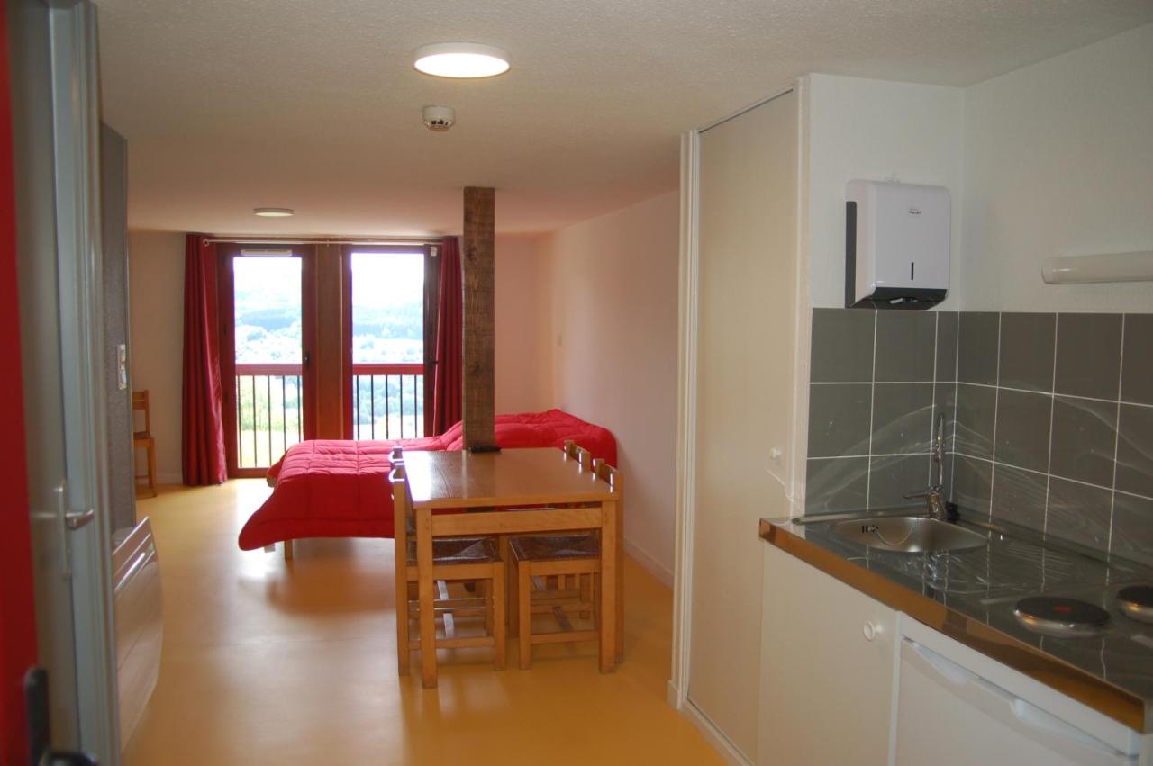 La Commune de Condat (2 place de la Mairie, 15190 CONDAT), recherche un(e) gérant(e) pour l’exploitation, la gestion et le développement du gite de groupe de la Borie de Pourtou

Communication 
Le dossier de consultation est à retirer sur le site achatpublic.com
Les candidatures et offres peuvent être transmises sur le site achatpublic.com, ou par courrier électronique : condat.mairie@wanadoo.fr ou par courrier postal adressé à M. le Maire de Condat
Contact administratif et information : Olivier MAYET – Secrétaire de Mairie - 0471785206

Durée 
Contrat de 5 ans à partir du 01/06/26. 
Date limite de remise des candidatures et offres 
Mardi 7 avril 2026 - 12h00