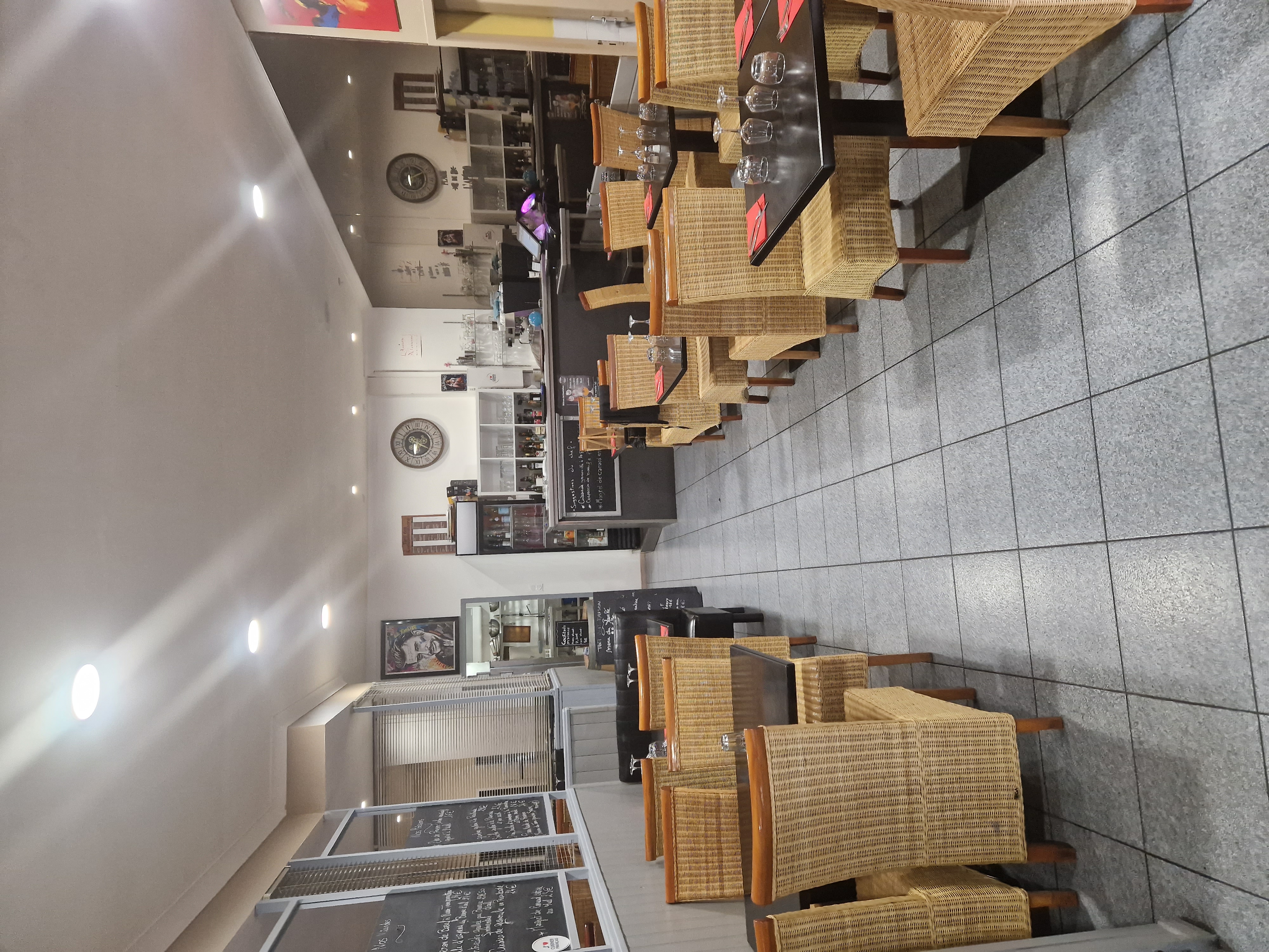 Vente restaurant.  Très bon potentiel . Cuisine refaite entièrement. 50 couverts. Terrasse de 25 couverts doublée  l été.