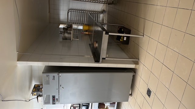 Au Pays Basque belle affaire pour un couple, fond de commerce de  boulangerie pâtisserie qui se situe au centre du village de 1900 habitants cadre de vie très agréable .
Avec tous commerces à proximité Deux restaurants, une épicerie, coiffeurs, école privée et public , maison médicale et maison de retraite...Intermarché.
CA réalisés entièrement en boutique . Bonne rentabilité.
2 Salariés.

Activité : Boulangerie, Pâtisserie, Sandwicherie.
Fermeture le mercredi.
Idéale pour un couple.

Locaux et équipement : Grand local agréable et lumineux de 220m² (laboratoires boulangerie séparés de la pâtisserie). Bureau, vestiaire, douche ,garage et pièce de stockage à farine .
Loyer de 1100€