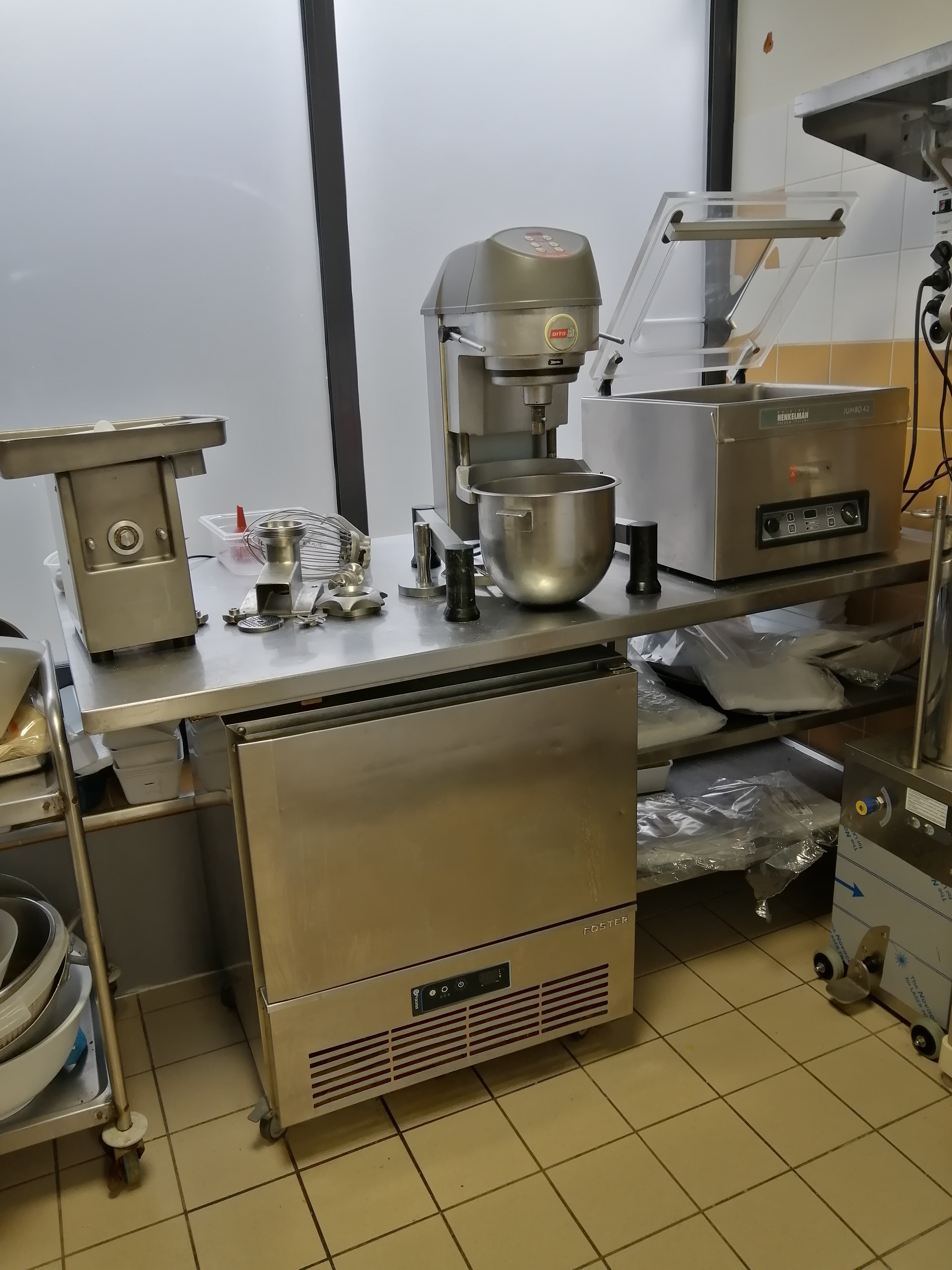 À vendre fonds de commerce boucherie-charcuterie-traiteur dans une commune dynamique élue Petite Cité de Caractère. 

Affaire tenue par un couple co-gerant sans salarié.

Suite à un problème de santé, depuis 2 ans, la boutique est ouverte uniquement les matins de 8h45 à 13h30 du mardi au samedi.

L'état de santé ne s'améliorant pas, nous recherchons un repreneur.

Malgré les horaires réduits, nous maintenons un chiffre d'affaire de 300000 euros HT. 
Il y a donc un très fort potentiel de développement.

Boutique de 30m2.
Labo très bien équipé, 2 fours professionnels, 1 fourneau, robot coupe, hachoir, batteur, cellule de refroidissement, machine sous vide, poussoir à saucisses, patateuse, plonge,... 
1 chambre froide, et des armoires réfrigérées negatives et positives.