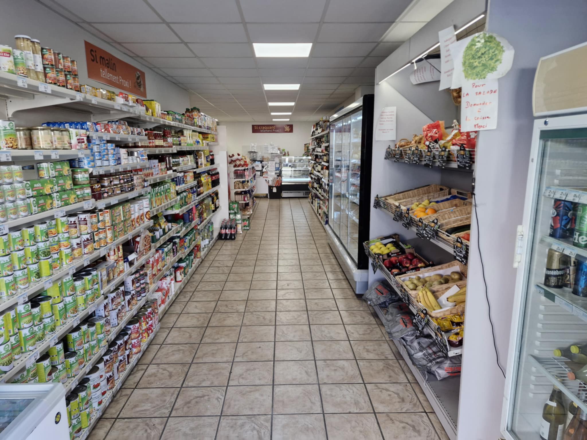 Vends fonds de commerce alimentaire épicerie sous enseigne nationale.

Idéalement situé au cœur du village dans une rue passante avec des parkings gratuits.

Commerce entièrement refait à neuf en 2018 d'une superficie de 100 m² de vente + 15 m² de réserve avec chambre froide.
