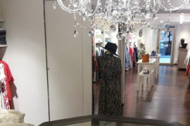 Boutique de prêt à porter féminin, située au coeur de ville dans rue piétonne n°1. Marques qualitatives dont la notoriété fidélise depuis de nombreuses années une clientèle locale, départementale et touristisque. Enseigne indépendante. Grandes vitrines qui permettent de valoriser l'offre. Loyer modéré. Surface de vente : 80 m2 (+ 40 m2 de réserve). Locaux en parfait état, exploitation immédiate. Chiffre d'affaire constant. Bonne rentabilité. A vendre, cause retraite.

Prix du fonds de commerce à débattre.