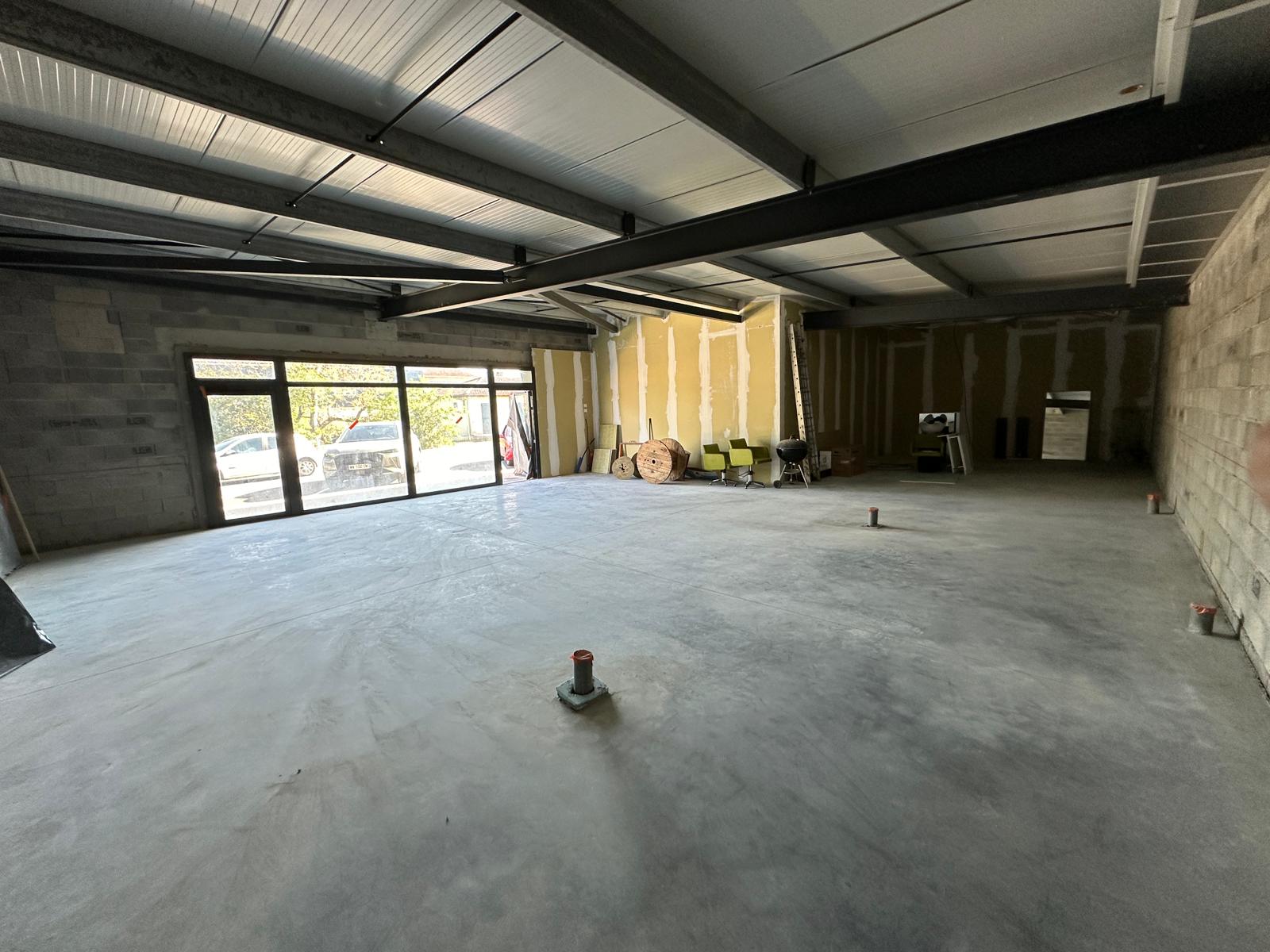 Local commercial à louer pour un boulanger, sur la commune de Calonges (47430). Il fait parti d’un ensemble de locaux : épicerie / tabac, salon de coiffure, laverie. Différents commerçants viennent régulièrement : poissonnier (1 fois par semaine), différents marchands (miel, bijoux…), rôtisserie, traiteur…

Ce local est d’une surface de 130m². Le loyer HT est de 800€.

Le local est situé en zone ZRR (Zone de Revitalisation Rurale), ce qui permet d’avoir, entre autre, des aides de VGA, Initiative Garonne, et de ne pas payer d’impôt sur les bénéfices pendant 5 ans.

Il n’y a pas de boulangerie à moins de 10 kilomètres et 8 villages sont à moins de 7 km de Calonges (soit environs 4500 habitants). Passage : environ 2200 voitures par jour.