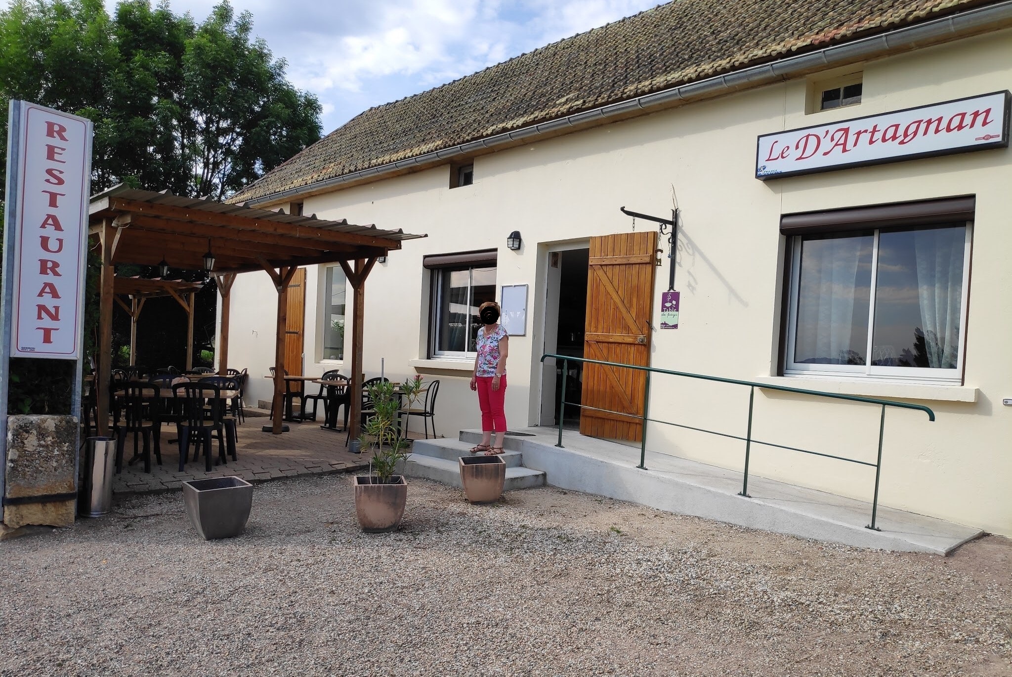 A REPRENDRE—CLESSY, Bourgogne du Sud—Restaurant traditionnel et bar (avec Licence IV), installé depuis 2019
CA 2023 : 100.000 €, Marge Brute : 61,6%, Valeur Ajoutée : 36,9%, 7 services/semaine (dont vendredi et samedi soir)
2 salles de restaurant de 30 couverts chacune, complétées par 1 salle de bar (10 places assises) et 1 terrasse en façade (ombragée) de 30 couverts
Situé sur axe passant Gueugnon/Charolles, à 4kms de Gueugnon, très belle notoriété locale (spécialités et soirées à thème, page facebook https://www.facebook.com/p/Le-Dartagnan-100057468968611/?locale=fr_FR
Bon taux de remplissage le week-end, position centrale sur une zone de chalandise de 40.000 habitants à 20min
Cuisine spacieuse, équipement récent (liste sur dde), dans un cadre de travail privilégié ; aucun travaux à prévoir ; accessibilité et toilettes PMR ok, bail de 427 € mensuel
Points forts et potentiel : En s’appuyant sur un très bon taux de réservation (soirées à thème, repas de famille, banquet, associations …) ; une belle demande présente
Affaire à céder pour retraite, accompagnement proposé, montant souhaité : 70.000 € (pour le fonds)