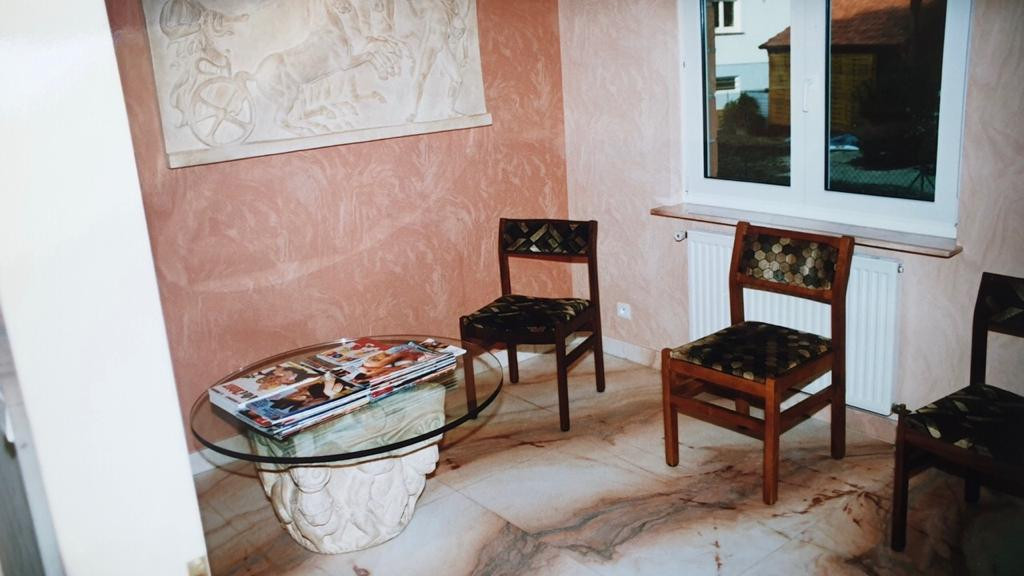 Particulier loue cabinet dentaire ,suite arrêt d?activité après 20ans de location des locaux. Pas de rachat de patientèle !. Situé dans un bâtiment de 4 logements à MOTHERN 67470, village de 2000habitants à 30 min de Strasbourg. Le local fait 58 m2, salle d?attente, salle de soins, wc, stérilisation, bureau. Sol et certains murs en marbre. Un grand garage au sous sol et de nombreux parking. Chaudière individuelle au gaz naturel et climatisation. N?hésitez pas à me contacter pour plus de renseignements.
