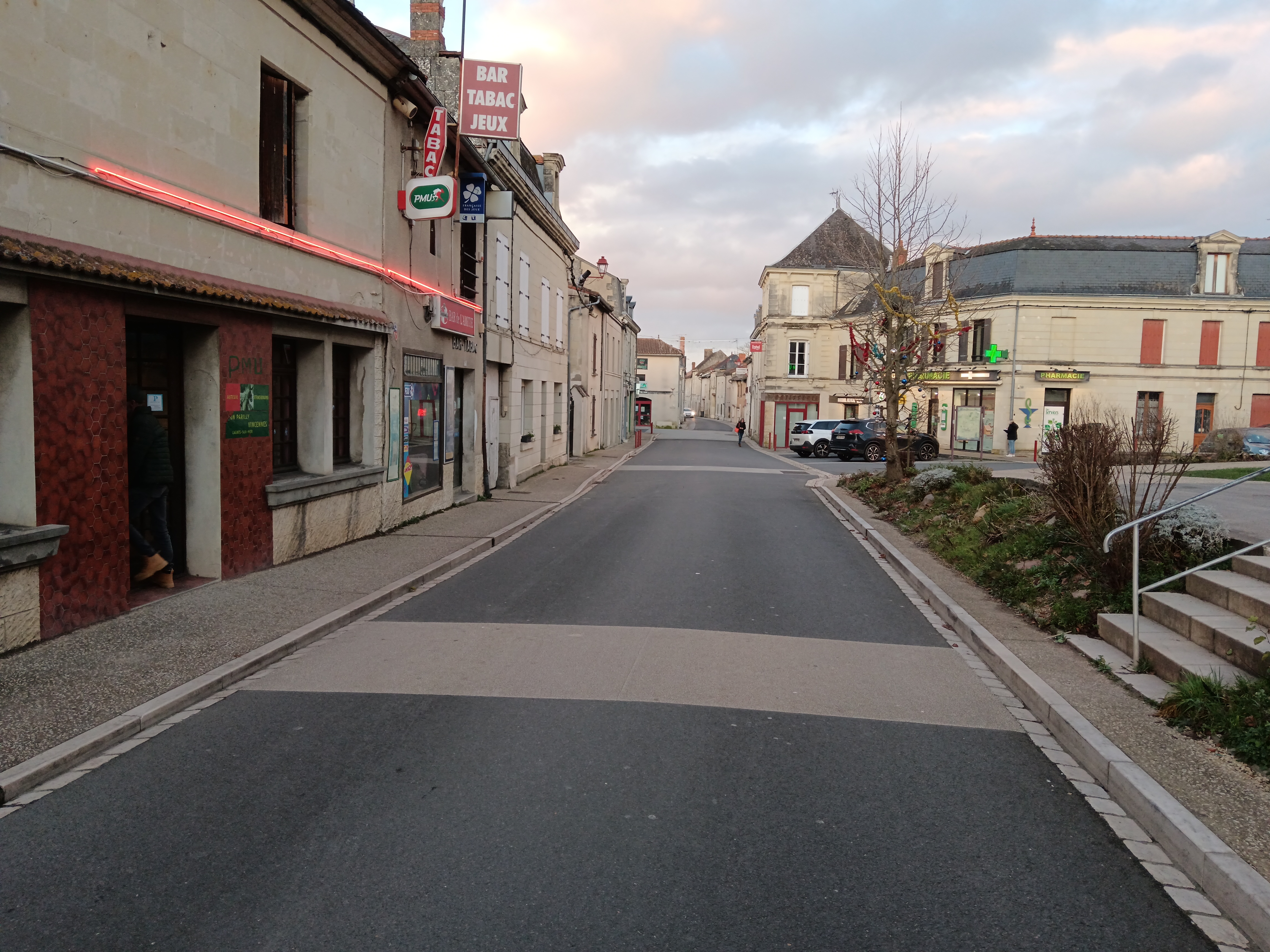 Petite affaire dans centre bourg 
Entouré de commerces situé proche du Futuroscope Poitiers et a 5 minutes du center parc le bois aux daims dans le 86 établissement idéal pour un couple logement au dessus de l établissement école