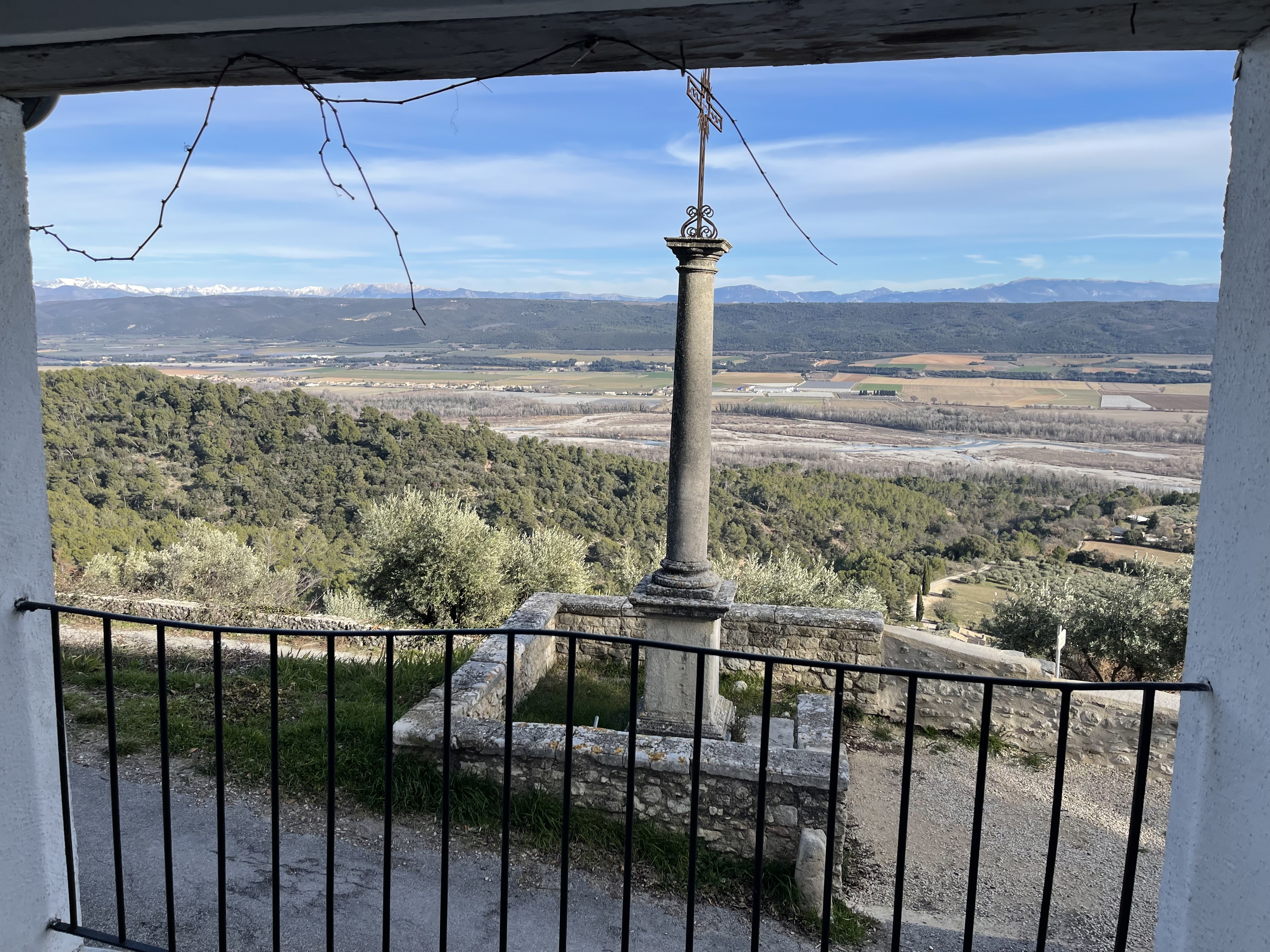 Au cœur du village de Lurs situé sur un éperon rocheux au-dessus de la Durance dans les Alpes de Haute Provence.

La Commune met  en location une boulangerie multiservices/ multi-activités (alimentation, presse, librairie, retrait colis...) afin de proposer des produits et services à la population locale et ainsi un lieu de vie.

Le Village est situé à la confluence de pistes de randonnées et du chemin de Compostelle. 

Le local comprend un logement, un laboratoire et une boutique, les loyers (commercial et logement), seront à parfaire après les travaux de rénovations.