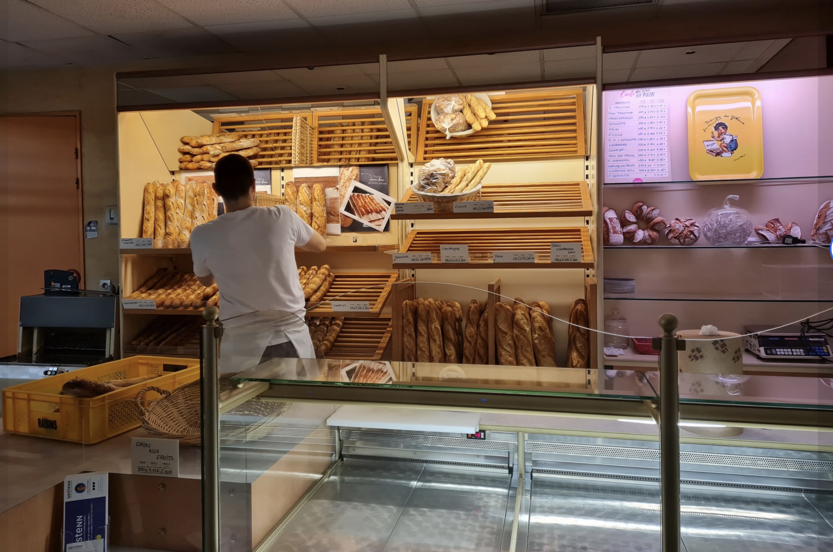 Boulangerie-Pâtisserie dans village 3 500 h  proche grande ville  , dernier boulanger  mis en liquidation pour diverses causes , matériel très complet racheté par propriétaire des murs et mis en vente au prix de rachat + bail neuf à créer, CA  prévisionnel env 250 000 € peut faire beaucoup mieux ,  grand logement tout confort 100 m2 à l'étage. Idéal couple 1 ère installation .Prix comprend le matériel révisé  prêt à fonctionner, le pas de porte ,  droit au bail 3-6-9.
Le propriétaire ne veut pas faire de bénéfice mais seulement sauver ce bel établissement qu'il à créé en 2002, vous pouvez également vous adresser à la mairie de Vouneuil-sous-Biard 86580 qui est prête à faciliter le projet.
Liste du matériel sur demande .