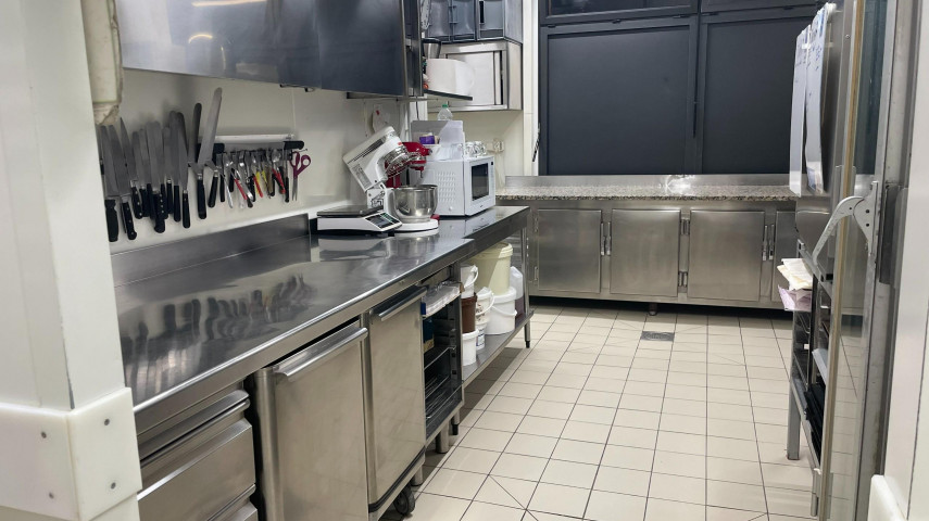 A vendre, fonds de commerce de boulangerie, pâtisserie, snacking situé en Vendée à 15kms environ de la ROCHE SUR YON.

Commune rurale et dynamique (plus de 2500 habitants) avec des écoles, des infrastructures de loisirs et un tissu économique dense.

Projet de développement pour des futurs logements. 

Petite zone commerciale en centre bourg avec différents commerces et services.

Pas de concurrence, livraison sur plusieurs communes.

Clientèle de particuliers  fidélisée depuis l'ouverture en 2016.

Bel outil de production - matériel en excellent état.

Si vous souhaitez plus de photos, vous pouvez contacter M. CHARRIER. 

L'entreprise fonctionne actuellement avec 3 dirigeants dont 1 boulanger et 1 pâtissier qui resteraient  dans l'entreprise en qualité de salariés en fonction des besoins du repreneur + 2 vendeuses TP, 2 apprentis, 1 contrat étudiant + 1 livreur (10H/semaine).

Fermeture le Mercredi (journée) et le dimanche après-midi. 
Distributeur de pain devant l'établissement.

Les locaux appartiennent à la municipalité. Loyer modéré.

Très belle opportunité.