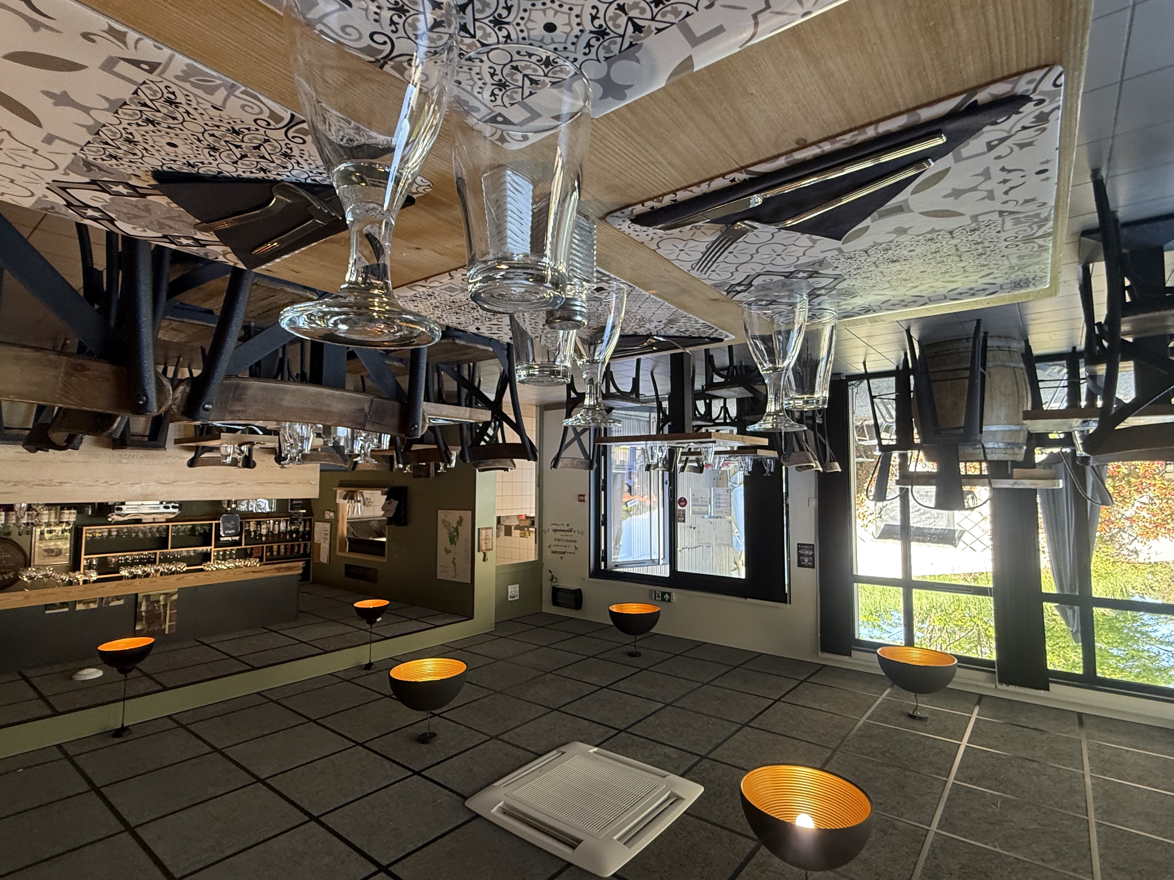 Fonds de commerce de restauration en exclusivité – Salettes (Haute-Loire)

Situé en plein cœur du village de Salettes, ce fonds de commerce de restauration représente une belle opportunité pour un entrepreneur souhaitant créer ou développer son activité dans un cadre agréable et touristique.

Bénéficiant d’un emplacement central, ce commerce offre des perspectives de développement intéressantes selon le projet envisagé : restauration traditionnelle, snack, salon de thé ou encore activité saisonnière.

Cette affaire peut convenir aussi bien à une personne souhaitant se lancer dans une première expérience entrepreneuriale qu’à un professionnel désireux de développer un nouveau concept.

Vous avez un projet dans la restauration ? Cette opportunité mérite votre attention.

Renseignements complémentaires sur demande.

Bien proposé en exclusivité par En Aparté – Votre interlocuteur en immobilier commercial en Haute-Loire.