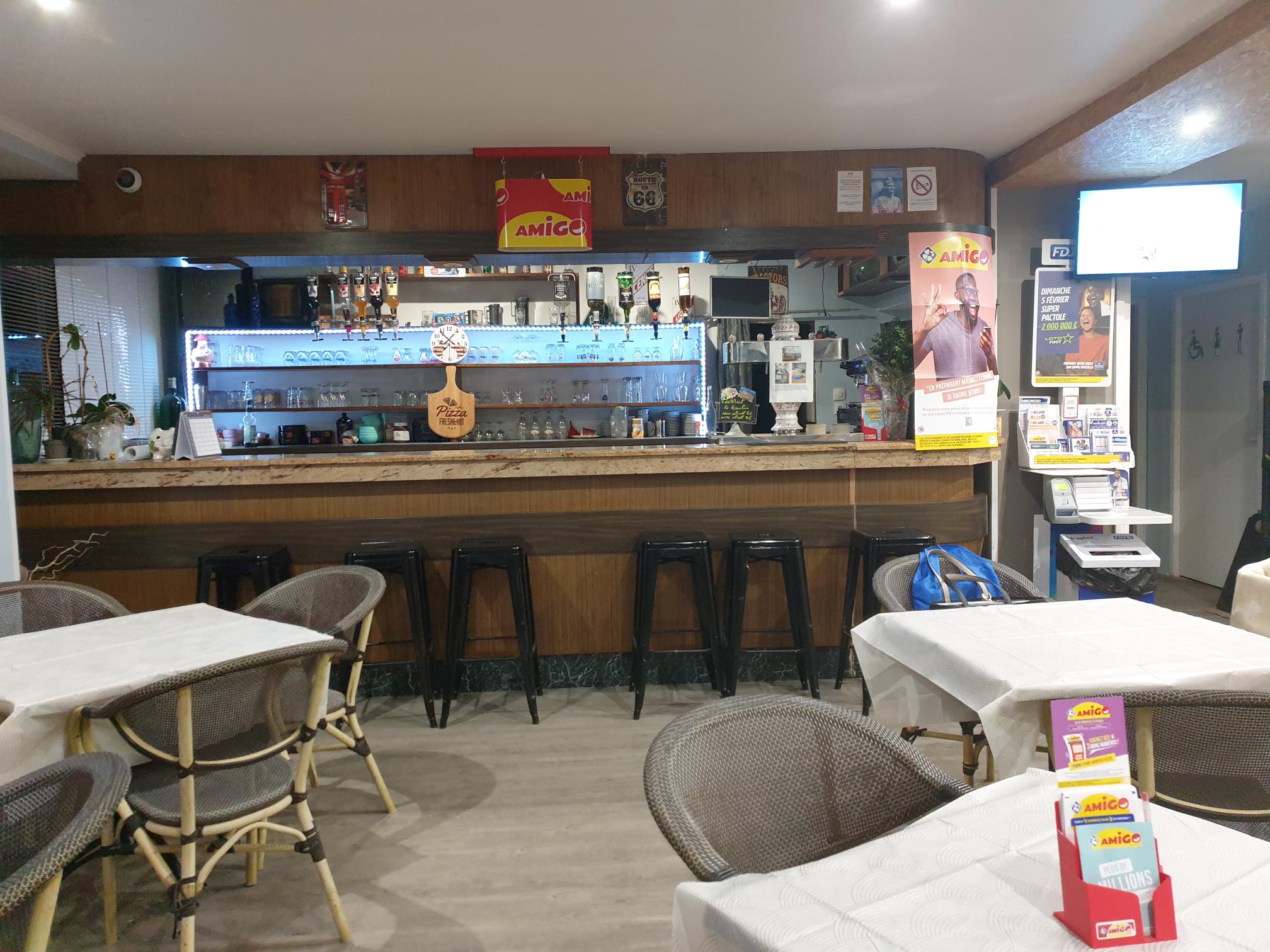 A vendre Fond de commerce BAR SNACK TABAC PRESSE suite maladie.
Vous trouverez ce commerce dans un charmant village pittoresque ou il fait bon vivre. L’activité est saisonnière mais nous avons des clients toute l’année. La région est réputée pour les musées, châteaux et les vignobles. Nous avons aussi des marchés de producteurs d’été ou cela fait venir environs 1000 à 1500 personnes une fois par semaine. La commune organise également des vides greniers et différentes manifestations qui nous permettent de faire vivre le commerce.
Notre activité :
Bar
Snack (pizza, hamburger, kebab, tacos)
Un plat du jour
Nous organisons des soirées avec des plats spéciaux (paëlla, couscous, choucroute, carbonade, moules frites)
Dimanche rôtisserie
Tabac
Presse
FDJ
Vêtement
Linge de maison
Chaussure
Sac
Fleurs
Jouets
Papeterie
Piles ampoules
Bijoux
Chocolat
Epices
Miel
Nous essayons de répondre à l’ensemble des besoins de notre clientèle car certains clients n’ont pas de moyen de locomotion.
Le commerce est doté d'une terrasse pour les jours de beau temps
