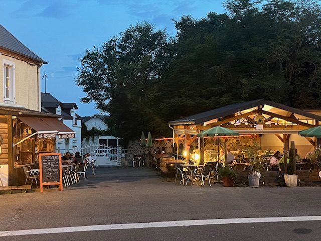 A vendre restaurant cause retraite dans un ravissant petit village touristique , région Morvan sud ( Bourgogne Nièvre )
Très belles clientèles d'habituées locales et étrangères .
Vent murs et fond au prix de 345 000€
aucun travaux à prévoir
120 places assises environ
Affaire idéale pour un couple
photos et renseignements sur demande , 0613956743 .
possibilité d'acheter deux petites maisons individuelles à coté du restaurant .
