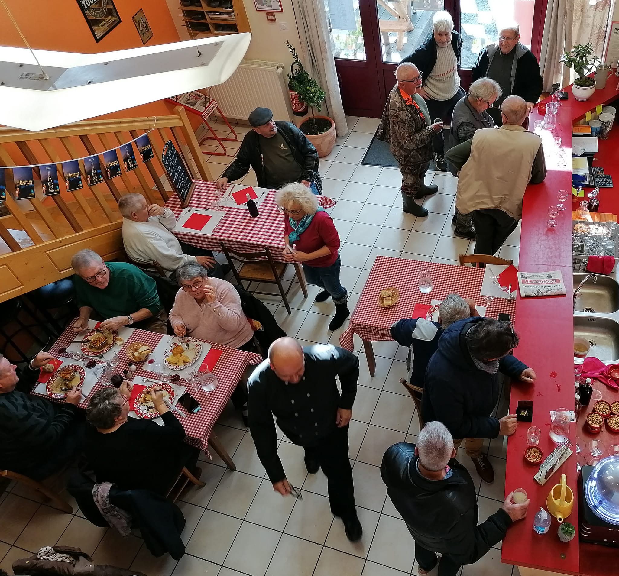Belle opportunité de gérance au coeur du Parc Naturel Régional Livradois-Forez en Auvergne : auberge située au coeur du village d’Isserteaux à proximité immédiate de l’école et de la mairie, les locaux bénéficient d’un passage régulier et d’un lien direct avec la vie locale où les relations humaines occupent une place essentielle. Des travaux d’embellissement de la traverse du bourg sont prévus dès ce printemps et s’achèveront fin août 2026, renforçant l’attractivité et la visibilité de l’auberge.

Au sein de la communauté de communes Billom communauté et au coeur du Parc Naturel Régional Livradois-Forez, la commune d’Isserteaux séduit par son cadre de vie paisible et verdoyant, typique du Livradois-Forez. Ce village à taille humaine (400 habitants) bénéficie d’un cadre naturel de qualité, propice aux activités de plein air et à une vie quotidienne au calme, tout en restant à proximité des pôles urbains du territoire.

Isserteaux s’appuie sur une vie locale conviviale, portée par un tissu associatif très actif (activités artisanales, sportives et culturelles, marché de pays…) et une population attachée à son territoire. Entre nature, simplicité et qualité de vie, Isserteaux offre un environnement favorable pour s’installer et développer une activité au plus près des habitants.

Située au cœur du bourg d’Isserteaux, à proximité immédiate de l’école et de la mairie, cette auberge bénéficie d’un emplacement central, au plus près de la vie locale et d’un passage régulier. Des travaux d’embellissement du centre-bourg viendront prochainement renforcer son attractivité et sa visibilité.

L’établissement se compose de locaux complets et fonctionnels, adaptés à une activité de restauration, de bar et d’une espace multi-services. Il comprend :
- Un espace bar convivial, véritable lieu de rencontre
- Une cuisine équipée (four mixte, piano 4 feux, plancha, friteuse, réfrigération…)
- Une salle de restauration avec mezzanine d’environ 40 couverts
- Une terrasse pour la saison estivale
- Un accès possible à la salle des fêtes pour des événements
- Des services complémentaires (dépôt de pain, journaux, gaz, timbres)

Un logement attenant de type F4 d’environ 70 m² complète l’ensemble, permettant de concilier vie professionnelle et personnelle.

L’activité actuelle génère un chiffre d’affaires d’environ 110 000 €, majoritairement en restauration (85 %) avec un potentiel de développement en élargissant les horaires et les jours d’ouverture.
Le loyer global (commerce + logement) est fixé à 600 € TTC par mois, offrant une opportunité accessible pour un projet de reprise.
Ce lieu, au cœur de la vie communale, dispose d’une clientèle locale fidèle et constitue un véritable point de rencontre pour les habitants, avec un fort potentiel pour développer une activité conviviale et ancrée dans le territoire.

Le projet est idéal pour un professionnel souhaitant :
- S’installer au cœur d’un village dynamique et convivial
- Développer une activité de restauration/bar avec services de proximité
- Allier cadre de vie agréable et projet professionnel grâce au logement attenant
- Une belle opportunité pour entreprendre en Livradois-Forez et faire vivre un lieu central du territoire.

Pour déposer votre candidature (CV – lettre de motivation + références et dossierde présentation)
Coordonnées : Mairie d’Isserteaux – 04 73 70 90 64 – mairie.isserteaux@wanadoo.fr
AVANT le 30 avril 2026

Il est possible d’être accompagné techniquement et/ou financièrement par le Réseau Initiative, France Active, le Parc Livradois Forez, une coopérative d’activité, la CMA, la CCI ou la BGE. Il existe également une aide destinée aux petites entreprises du commerce, à l’artisanat et aux services avec points de vente, en co-financement entre la Communauté de communes Billom Communauté et la Région Auvergne Rhône-Alpes.