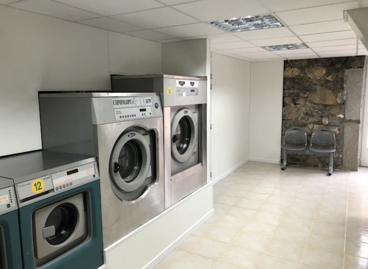 ROQUEBILLIÈRE (06) – CESSION D’UNE LAVERIE AUTOMATIQUE ÉQUIPÉE AVEC LOCAL COMMERCIAL À LOUER

Au cœur de Roquebillière, dans la vallée de la Vésubie, opportunité de reprise d’une activité de laverie automatique avec un local commercial de 120 m².

Une opportunité pour un professionnel souhaitant reprendre une laverie équipée et développer une activité de services dans la vallée de la Vésubie.

1. Laverie automatique à vendre

Cession de l’activité de laverie avec ses équipements, comprenant :

* 2 petites machines à laver
* 2 grandes machines à laver
* 2 sèche-linge
* 1 caisse automatique
* 1 système de vidéosurveillance par caméras

2. Local commercial de 120 m² à louer

Le local comprend :

* 1 table à repasser
* 1 petite calandre
* Un espace studio de 15 m² à l’étage 

Le local de 120 m2 ne comprend pas de machines à laver, seuleument le local de la laverie. Les 2 locaux ne sont pas dissociables au bail de location. 
Il peut permettre d’envisager une activité complémentaire, notamment de pressing, couture ou tout autre activité sous réserve de compatibilité avec le bail.


Prix de cession 45000€
Faible Loyer 
Charges à communiquer 

Pour tout renseignement complémentaire, merci de me contacter.