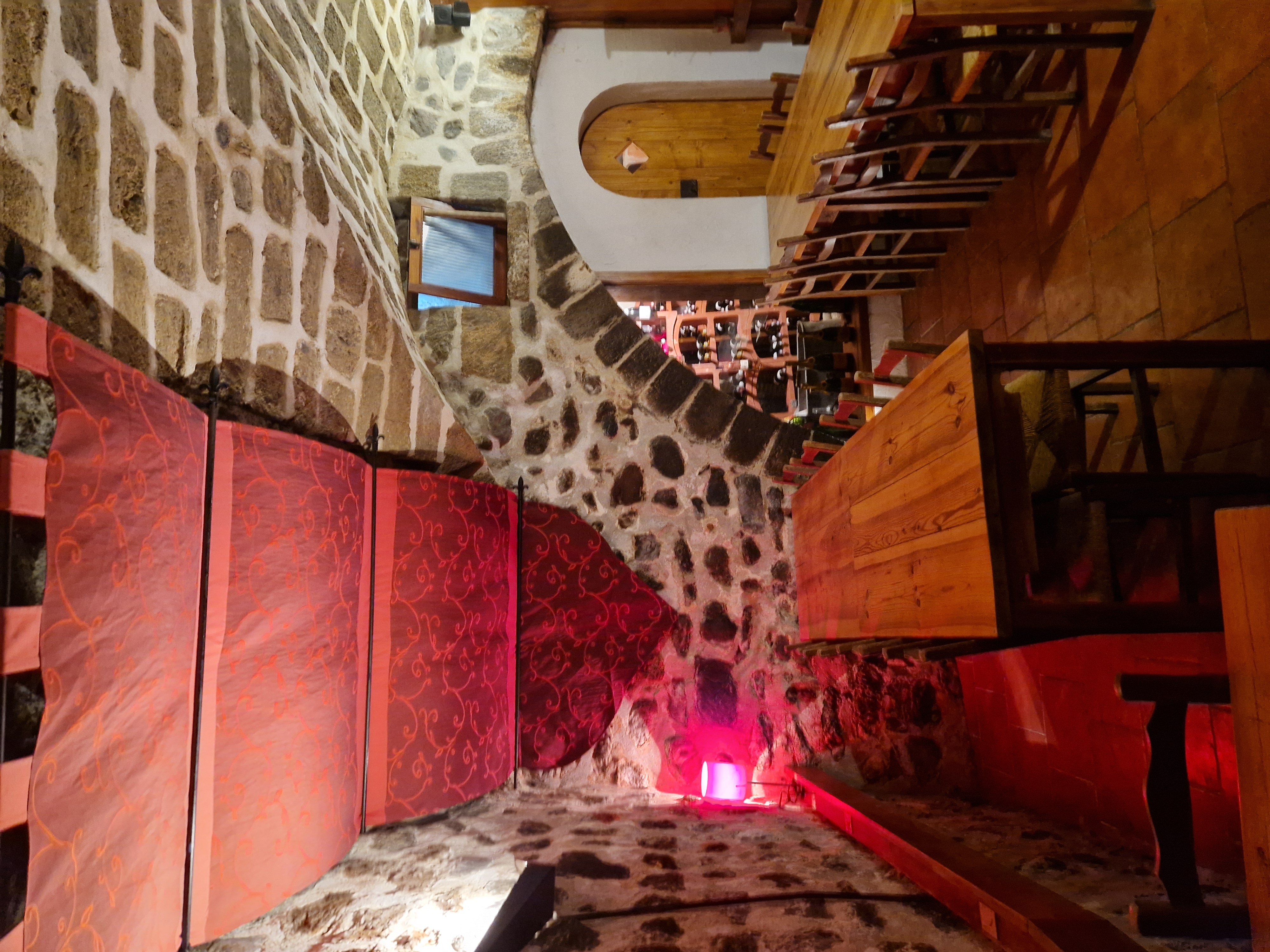 À céder, restaurant traditionnel bénéficiant d’un emplacement stratégique au cœur du Puy-en-Velay, sur la place Cadelade proche de la gare, au départ du célèbre chemin de Saint-Jacques-de-Compostelle, générant une clientèle locale, régionale, nationale et internationale.

Exploité depuis 2001, l’établissement bénéficie d’une notoriété reconnue depuis plus de 25 ans, construite autour d’une cuisine traditionnelle généreuse et conviviale mettant à l’honneur les spécialités du terroir et les produits régionaux. L’établissement est notamment apprécié pour son identité culinaire authentique, ses plats typiques, ses viandes, ses spécialités fromagères et sa cuisine familiale, constituant une véritable signature auprès d’une clientèle fidèle et touristique.

L’établissement dispose d’une capacité d’accueil d’environ 100 couverts, répartis entre 2 salles de restauration ainsi que 2 terrasses offrant 36 places, représentant un véritable atout pour l’activité saisonnière et touristique.

L’activité bénéficie également d’une Licence IV permettant une activité bar complémentaire.

Le fonds comprend un équipement complet et professionnel : cuisine équipée Charvet, machine à café, friteuse, armoires positives et négatives, machine à glaçons, arrière-bar, trois tirages pression (sans contrat fournisseur) ainsi que l’ensemble du matériel nécessaire à l’exploitation.

Les locaux développent :

Salle de restaurant (x2) : 80 m²
Laboratoire : 25 m²
Zone de stockage : 15 m²
2 terrasses extérieures dont une permanente en bois.
Fort potentiel de développement avec 3 appartements type F3, 2 studios duplex et espaces complémentaires pouvant accueillir de nouvelles activités.

Le propriétaire est également prêt à céder l’ensemble immobilier, comprenant le restaurant, les appartements ainsi qu’un local de stockage pouvant être transformé en local commercial avec vitrine, offrant des perspectives complémentaires de développement et de valorisation.

Le cédant est prêt à accompagner le repreneur pendant 2 mois afin de faciliter la transmission.

Affaire idéale pour un couple, un projet familial ou un investisseur recherchant une activité reconnue avec un fort potentiel de développement dans un secteur touristique majeur.

En cas de rachat, merci de vous adresser au conseiller CCI pour étudier les subventions possibles en cas d'investissements (rénovation, matériel, mobilier etc.)