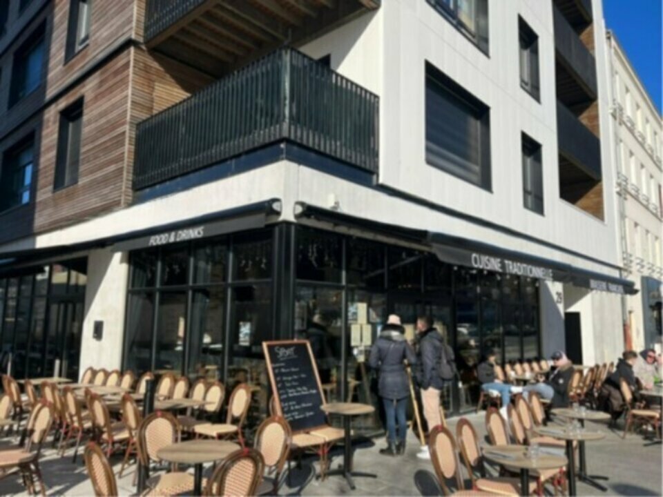 Cette brasserie récemment rénovée, située en plein cœur du quartier Danton, offre une opportunité unique pour un restaurateur. Avec une surface de 241 m², elle dispose d’une capacité d’accueil de 60 places en salle et jusqu’à 140 en terrasse, maximisant ainsi le chiffre d’affaires en saison. Son emplacement en angle de rue assure une excellente visibilité et une forte attractivité. L’accessibilité est optimale grâce à la proximité des transports en commun et des parkings. Équipements disponibles incluent une réserve et un accès PMR.

Surface totale de 241 m², capacité d'accueil de 60 places en salle et jusqu'à 140 places en terrasse.

Loyer annuel : 31 849 € HT (132,15 € / m² / an)
Paiement des loyers et charges : à terme échu
Prix de vente fonds de commerce : 600 000 € HT
Taxe foncière : 7 592 €
Bail : 3-6-9 ans
Régime fiscal : TVA
Dépôt de garantie : 1 mois
Honoraires : 6 % HT du montant de la cession à la charge de l'acquéreur

Annonce proposée par Pôle Implantation Commerce, service d'accompagnement des porteurs de projets commerciaux (réf. Ref076156).