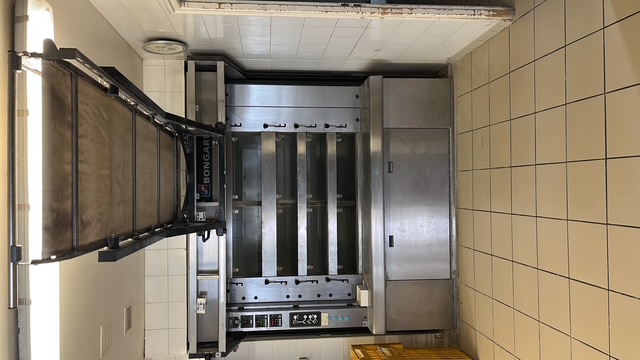 Au Pays Basque belle affaire pour un couple, fond de commerce de  boulangerie pâtisserie qui se situe au centre du village de 1900 habitants cadre de vie très agréable .
Avec tous commerces à proximité Deux restaurants, une épicerie, coiffeurs, école privée et public , maison médicale et maison de retraite...Intermarché.
CA réalisés entièrement en boutique . Bonne rentabilité.
2 Salariés.

Activité : Boulangerie, Pâtisserie, Sandwicherie.
Fermeture le mercredi.
Idéale pour un couple.

Locaux et équipement : Grand local agréable et lumineux de 220m² (laboratoires boulangerie séparés de la pâtisserie). Bureau, vestiaire, douche ,garage et pièce de stockage à farine .
Loyer de 1100€