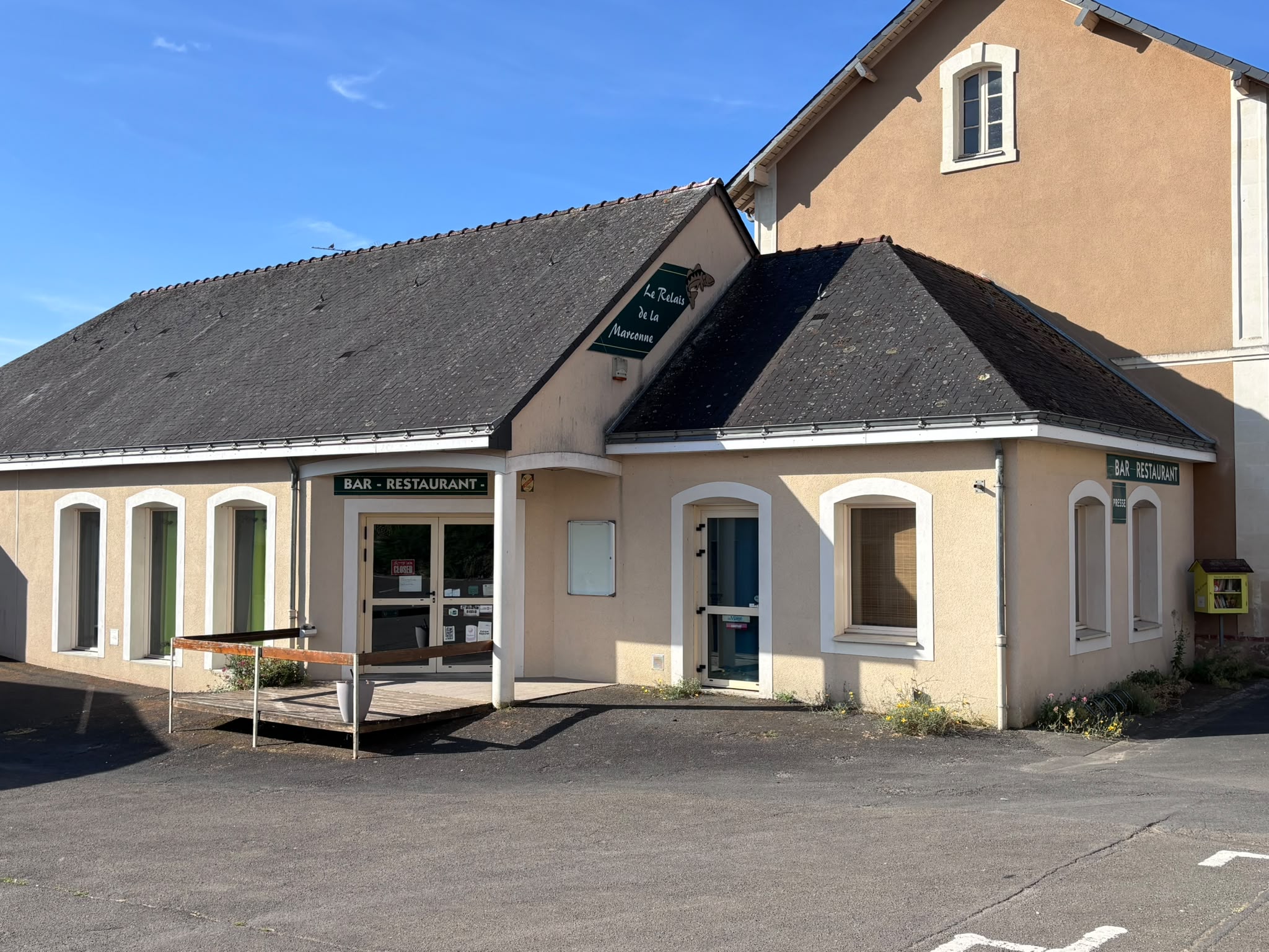 RECHERCHE EXPLOITANT BAR - RESTAURANT - TRAITEUR
LE RELAIS DE LA MARCONNE – DISSÉ-SOUS-LE-LUDE (72)

La Commune Nouvelle du Lude recherche un professionnel de la restauration pour reprendre l'exploitation du Relais de la Marconne, établissement communal situé au cœur du village de Dissé-sous-le-Lude, en Sarthe.

ÉTABLISSEMENT

Bar – Restaurant – Traiteur bénéficiant d'une Licence IV, avec activité de restauration sur place et services complémentaires déjà en place :

Bar
Restaurant
Traiteur
Plats à emporter
Dépôt de pain
Terrasse extérieure

Possibilité de développer des activités complémentaires selon le projet du candidat :

Épicerie de proximité
Point presse
Dépôt de colis
Services de proximité
CHIFFRES CLÉS
Chiffre d'affaires moyen : 110 000 €
Prix du fonds de commerce : 45 000 € (à titre indicatif)
Loyer commercial : 330 € / mois
Redevance Licence IV : 15 € / mois
Logement attenant disponible : 500 € / mois
UN VÉRITABLE LIEU DE VIE

Le Relais de la Marconne constitue un commerce essentiel pour la commune et bénéficie d'un environnement favorable :

École communale active
Association de parents d'élèves dynamique
Une dizaine d'associations locales
Salle des fêtes à proximité immédiate
Nombreux repas associatifs et événements tout au long de l'année
Randonnées, pêche, animations communales
Commune labellisée « Villes et Villages Fleuris »

L'établissement dispose d'un fort potentiel de développement grâce aux activités de restauration traditionnelle, de traiteur et à la réalisation de repas pour les associations, manifestations locales et événements communaux.

PROFIL RECHERCHÉ

Professionnel de la restauration ou couple d'exploitants disposant d'au moins 2 ans d'expérience.

Le candidat devra être en mesure :

D'assurer une ouverture régulière de l'établissement, notamment les week-ends ;
De développer l'activité de restauration et de traiteur ;
De préparer ponctuellement plusieurs centaines de repas lors des manifestations locales ;
De participer activement à la vie de la commune et au tissu associatif.
UNE OPPORTUNITÉ POUR ENTREPRENDRE AUTREMENT

Vous recherchez un projet professionnel alliant qualité de vie, proximité avec la clientèle et implication dans la vie locale ?

Le Relais de la Marconne vous offre l'opportunité de reprendre un établissement reconnu, avec logement sur place, au sein d'une commune rurale dynamique et accueillante.

CONTACT

Mairie du Lude
Place François de Nicolaÿ
72800 LE LUDE

Mairie déléguée de Dissé-sous-le-Lude
15 rue Klébert Vaudron
72800 LE LUDE

Candidature (CV + présentation du projet) :

sonia.pottier@ville-lelude.fr
christophe.maudet@ville-lelude.fr