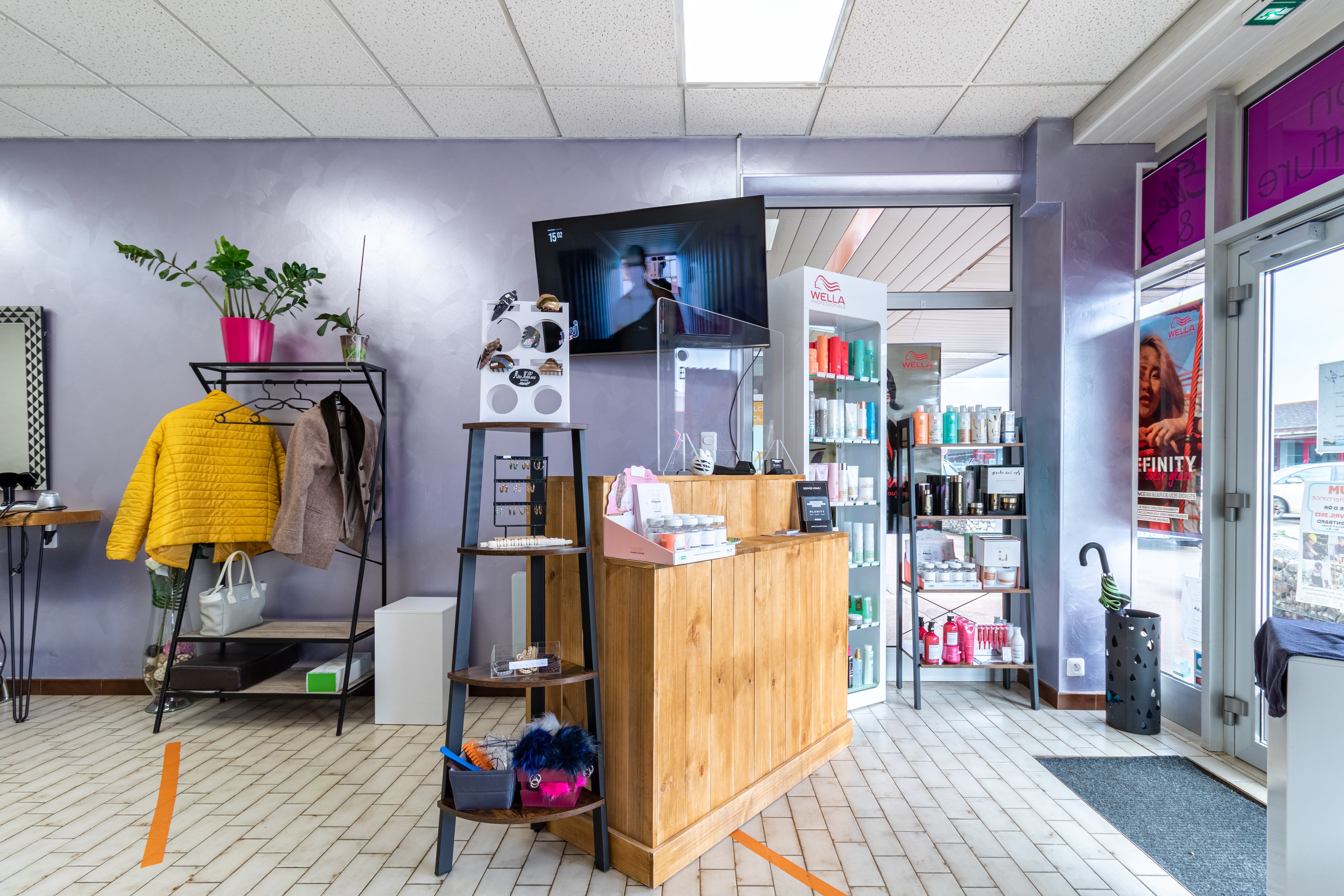 Je met en vente le fond de commerce.

Salon de coiffure mixte, une clientèle régulière et agréable. Je travaille avec le logiciel Planity et les clients ont pris l’habitude de prendre rendez-vous en ligne. 
Le salon de coiffure se trouve au centre commercial Champlon qui contient un bureau de tabac presse, une pharmacie, un institut de beauté et spa, une opticien, un pressing laverie, un magasin de vêtement femme, deux restaurants et une enseigne Aldi.

Disponible tout de suite au tarif de 28 000€. Négociable