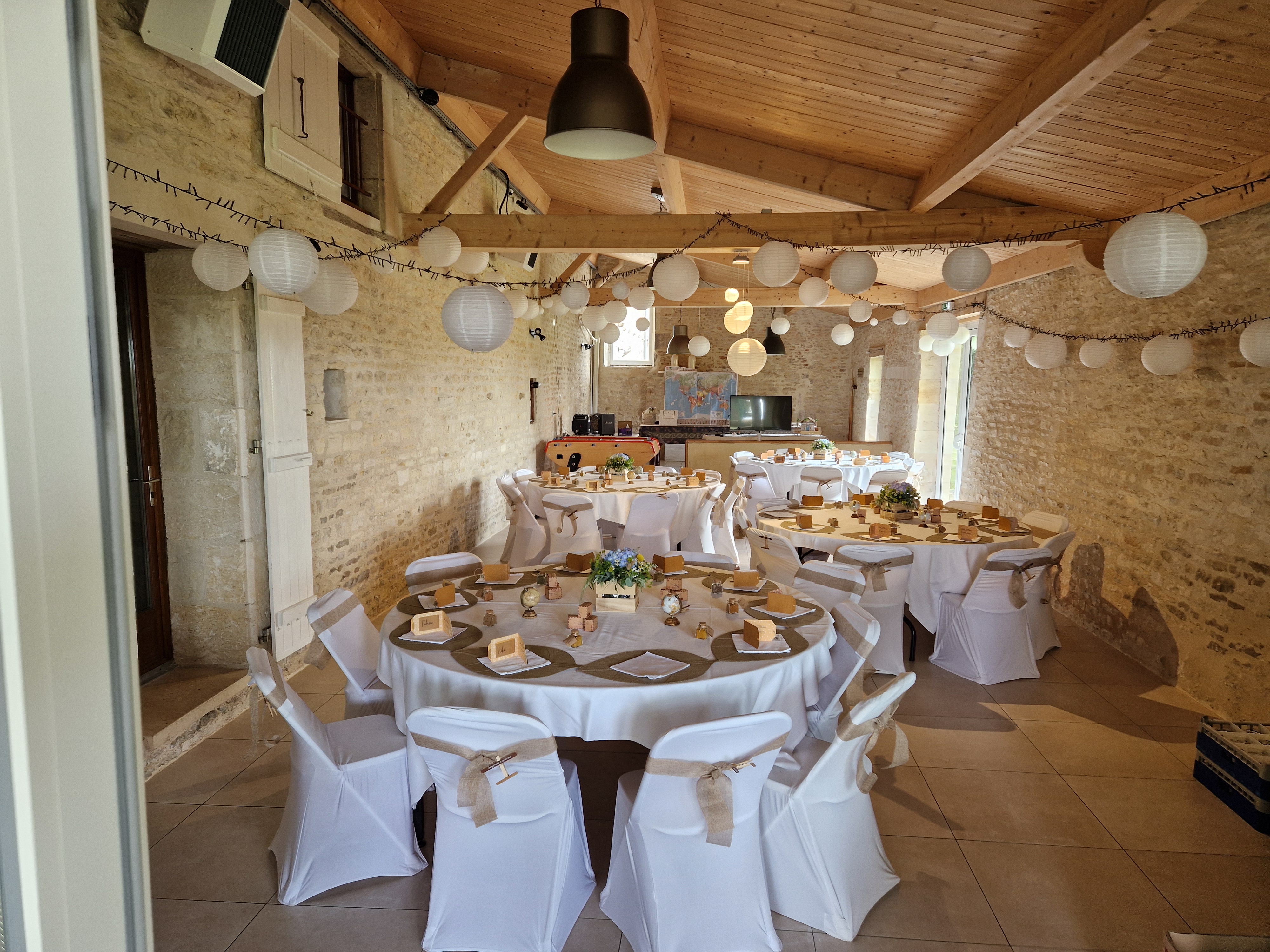 Ensemble immobilier à fort potentiel touristique, situé dans un cadre calme et verdoyant, à 30 mn de La Rochelle, avec accès facile par la 4 voies, aux portes du Marais Poitevin et à 15 mn d’une gare de TGV.
Un ancien corps de ferme restauré en pierre, comprenant 6 gites avec une salle de réception, une piscine et une grande maison d’habitation, le tout sur une parcelle de 1Ha au milieu des champs.
Une maison d’habitation de plus de 230 m², avec 4 chambres dont 1 suite parentale, 1 bureau, 2 cuisines, salon, salle à manger.
L’ensemble des 6 gites a une capacité de 36 couchages au total, tous très bien équipés, et 4 sont classés en meublés de Tourisme.
Les surfaces des gites s’étendent de 50 à 120 m², pour une capacite de 2 à 10 couchages par gite.
Une salle de réception de 80 m², adaptée aux mariages, séminaires, fêtes et événements privés, avec un préau de 40 m² et 1 cuisine pro pour les traiteurs complètent cette partie. Cette salle se transforme également en salle de jeux selon la demande.
Une piscine de 6*12 m, avec un abri haut amovible, et chauffée avec panneaux hydraulique solaire, (solution écologique).
Des panneaux photovoltaïques (9kw), un hangar, une serre et un atelier, un parking,
Pour les loisirs des clients, un terrain de pétanque, des vélos, un trampoline, une balançoire et un toboggan sont à disposition. 

Des projets d’extensions sont possibles, comme : 
•	Location journée piscine avec swimmy.fr,
•	Développer l’activité de séminaire d’entreprises, en semaine,
•	Période d’ouverture à optimiser 2 à 3 mois en plus, 
•	Création d’un 7ème gite environ 80/90 m² (43 m² au niveau rdc) pour 5/6 personnes, à la place de l’atelier, et déplacement de l’atelier dans le hangar.
•	Création d’un dortoir environ 50m² pour 8 /10 personnes, au-dessus de la cuisine collective,
•	Mettre une tente type Yourte Française de 100m² pour accueillir des plus grands événements type mariage.

Ce bien est vendu meublé tout équipé, prêt à fonctionner, avec des réservations confirmées pour les 2 prochaines années. 80 000€ de réservations enregistrées pour 2026, et déjà 2 contrats signés pour 2027.

CA 2023 : 106.000€ / EBE : 39.865€
CA 2024 : 112.000 € / EBE : 58.586€
Prix Murs et Fonds : 1.250.000 € - Apport conseillé : 600.000 € minimum.
Dossier photos sur demande après échange & entretien téléphonique.