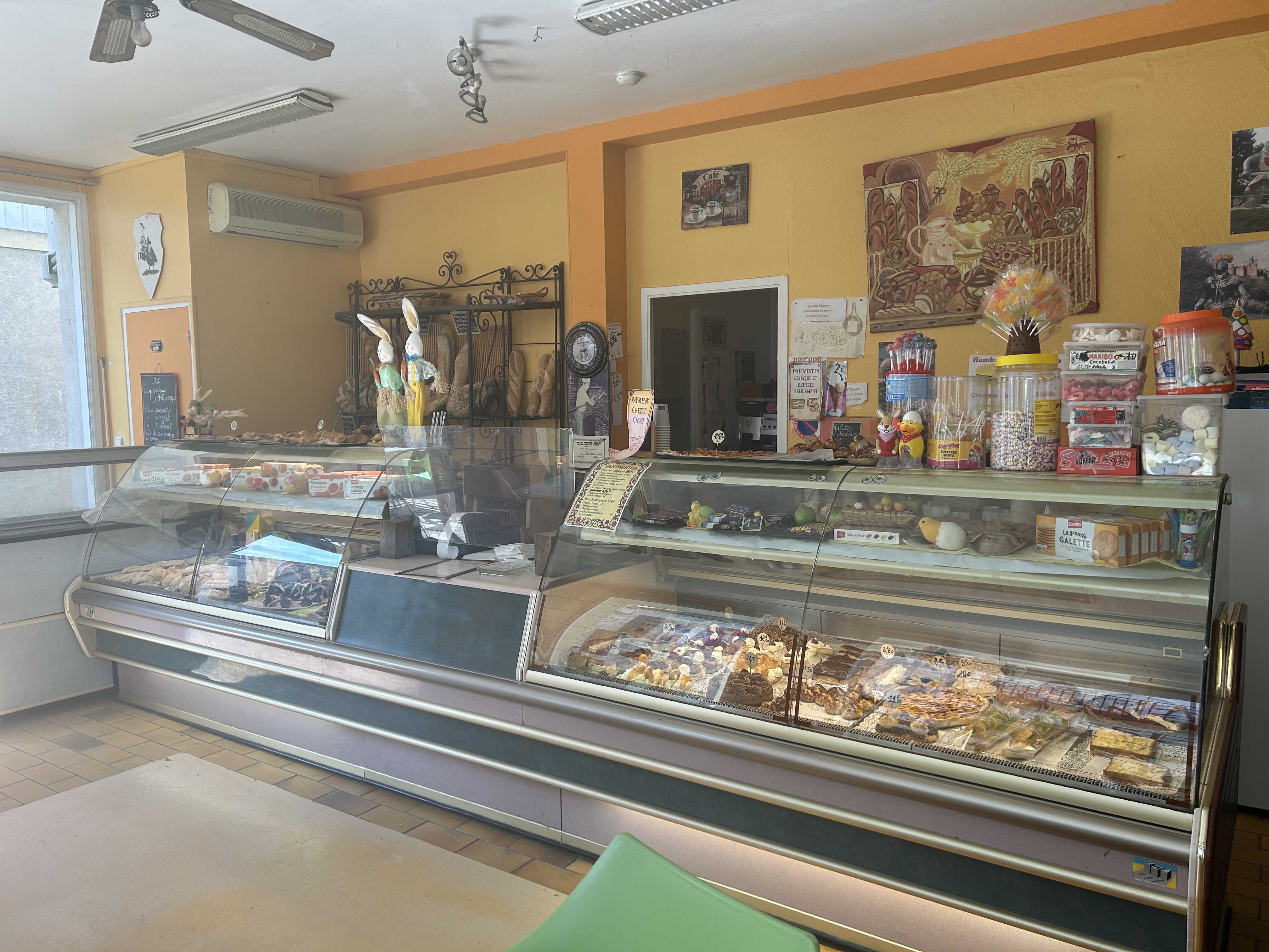 Boulangerie Pâtisserie et salon de thé à vendre dans un petit village classé "plus beau village de France", bastide médiévales. Village très touristique.
Ce prix comporte les murs ainsi que le matériel de la boutique + le fournil.