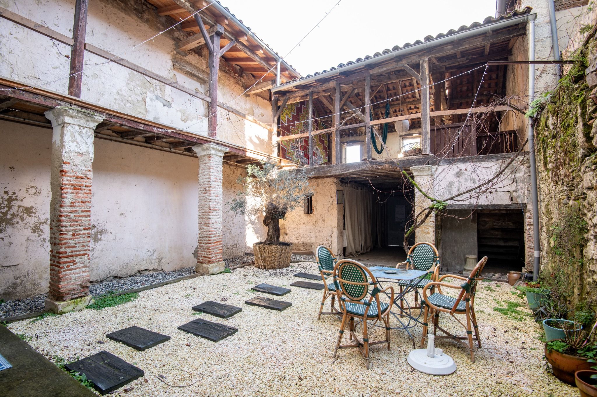Au pied de l’abbatiale classée à l’UNESCO, sur la conviviale place de Verdun fraîchement rénovée, découvrez un immeuble traversant du 18ème siècle, alliant charme patrimonial et fort potentiel commercial et résidentiel. Ce bien unique séduira entrepreneurs, investisseurs ou amoureux de l’ancien souhaitant allier lieu de vie et activité professionnelle dans un cadre exceptionnel.
------------------------------------------
Un café emblématique, clé en main

L'établissement, à cheval entre salon de thé/café et bar à tapas le soir avec une carte de produits locaux, 
- Activité : Salon de thé/café le jour, bar à tapas le soir – fort potentiel de développement (soirées à thème, événements). 
- Surface : 42m² (cuisine ouverte 7m² équipée : tireuse, frigo, machine café, etc.) + toilettes PMR
- Salle : 32m² (20 couverts assis) + terrasse de 62m² (20m² ensoleillée + 42m² sur la place à l’ombre des platanes)
- Atouts : Notoriété locale avec les communes alentour, clientèle fidèle d’habitués, beaucoup de visiteurs (touristes/ pèlerins), décoration vintage réussie, vitrine d’époque sculptée. 
- Événements annuels majeurs (5 jours de fêtes, marchés hebdomadaires et nombreuses animations festives et culturelles de la ville )
- Bail locatif : Revenus actuels de 800€/mois (à redéfinir)
- Prix fonds de commerce : 60 000 € (matériel, mobilier, licence IV)
------------------------------------------
Un immeuble traversant aux volumes remarquables

L’immeuble s’étend de la place de Verdun à la rue des Ursulines et se compose de 4  espaces distincts :

Bloc A - Partie habitation
- Au premier: salon avec cheminée ancienne, menuiseries d’époque et cuisine avec vue exceptionnelle sur l’abbatiale
- Chambre et grande salle de bain et toilettes séparées, au second
- Le tout desservi par une cage d’escalier spectaculaire (30 m² au sol, 9 m de haut) avec verrière

Bloc B – Espaces à fort potentiel
Salle de 55 m² donnant sur le patio (accueil d’événements pour 100 personnes, activités culturelles, coworking…)
Pièces de 37 m² et 18 m² au premier étage (magnifique parquet en damier et cheminée marbre), Trois pièces desservies à rénover au second étage
Combles aménageables (27 m² loi Carrez)

Bloc C - Coursive type patio
Sans vis à vis, calme, de caractère avec colonne en brique, pierres apparentes avec une passerelle qui relie le bloc B au D. Idéal pour ceux qui aiment les petits écrins de fraîcheur nécessitant peu de jardinage (avec un puits, pratique!). 

Bloc D - Garage & terrasse 
Garage de 40m2, pouvant accueillir un véhicule avec un escalier qui mène à une terrasse ouverte, avec colombage, très agréable avec vue sur la coursive et les beaux jardins de Saint-Sever de la rue des Ursulines. 

Projets possibles
- Extension de l’activité commerciale sur l’ensemble du RDC (étude architecte et PMR/incendie déjà réalisée) avec une séparation habitation / commerce facilitée grâce à l’entrée indépendante. Utilisation de la cour pour les fêtes locales (rue Ursulines).
- Division de l’immeuble en deux bloc envisageable (devis géomètre disponible)

Informations pratiques

- Surface totale utile 300m2 (hors combles aménageables, bloc garage et  terrasse couverte). 
- Travaux réalisés (de 2020 à 2025): toiture de l’ensemble des blocs et garage, fenêtres extérieures en double vitrage, chaudière gaz nouvelle génération, électricité et isolation bloc A
- Travaux à prévoir : reprendre la verrière, l’isolation du second bloc, le rafraîchissement de façade extérieur côté cours et ses volets, l’aménagement et le réseau d’eau/électricité du second bloc avec création de points d’eau supplémentaires. 
- Prix: 290 000 € (immeuble) + 60 000 (fonds de commerce). 
- Taxe foncière : 1 347 € (habitation + commerce)
- Dépenses énergétiques habitation (gaz +électricité ): 1 310 € en 2025 
- Diagnostics : réalisés 2020, en cours de mise à jour

📸 Plus de photos, descriptif détaillé, bilans, devis, plan archi et documents sur demande
📍 Bien rare – visite indispensable pour en saisir tout le potentiel