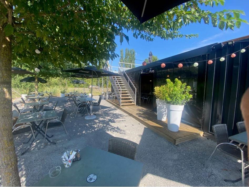 Situé à proximité immédiate de Nevers, dans une zone industrielle, Caviar et Coquillettes, nom déposé, bénéficie d’une notoriété régionale. Restaurant indépendant, spécialisé dans les burgers maison à base de produits frais a encore de belles perspectives devant lui. Créé en 2014, il a été distingué par une 2ᵉ place au concours national du meilleur burger BBB en 2021. 

Caractéristiques principales :
•	Emplacement stratégique au cœur d'une zone d'activité dynamique, à la sortie de l'autoroute A77.
•	Structure originale construite à partir de containers maritimes aménagés, offrant une salle intérieure climatisée de 20 places et une terrasse extérieure de 80 places avec espace couvert et toit-terrasse.
•	Clientèle fidèle, répartie équitablement entre la consommation sur place (sans service à table grâce à un système de bipper) et la vente à emporter/livraison (partenariat avec Uber Eats).
•	Locaux récents, aux normes PMR, sécurité et hygiène, sans travaux à prévoir.
•	Cuisine entièrement équipée et opérationnelle (liste du matériel disponible sur demande).
•	Parking privé facilitant l'accès à la clientèle.
•	Marque déposée

Données financières :
•	Chiffre d'affaires 2023 : 380 000 €.
•	Effectif : 3 à 5 personnes, incluant une cheffe de cuisine autonome, une commis, une hôtesse d'accueil et un apprenti.
•	Prix de cession du fonds de commerce : 139 000 € (possibilité d'acquisition des murs).

Informations complémentaires :
•	Fermeture les week-ends, avec des horaires de service confortables (fermeture à 21h).
•	Potentiel de développement dans un environnement favorable aux activités économiques et de loisirs.
•	Accompagnement possible par le cédant.

Cette affaire représente une opportunité idéale pour un repreneur souhaitant s'investir dans un établissement reconnu, avec un concept original et une clientèle établie.
Pour plus d'informations ou pour manifester votre intérêt, veuillez consulter l'annonce sur le site Transentreprise : https://www.transentreprise.com/offres/fiche/BFC249346H/restaurant-burger-maison-independant/bourgogne-franche-comte/nievre/nevers-sud-nivernais
