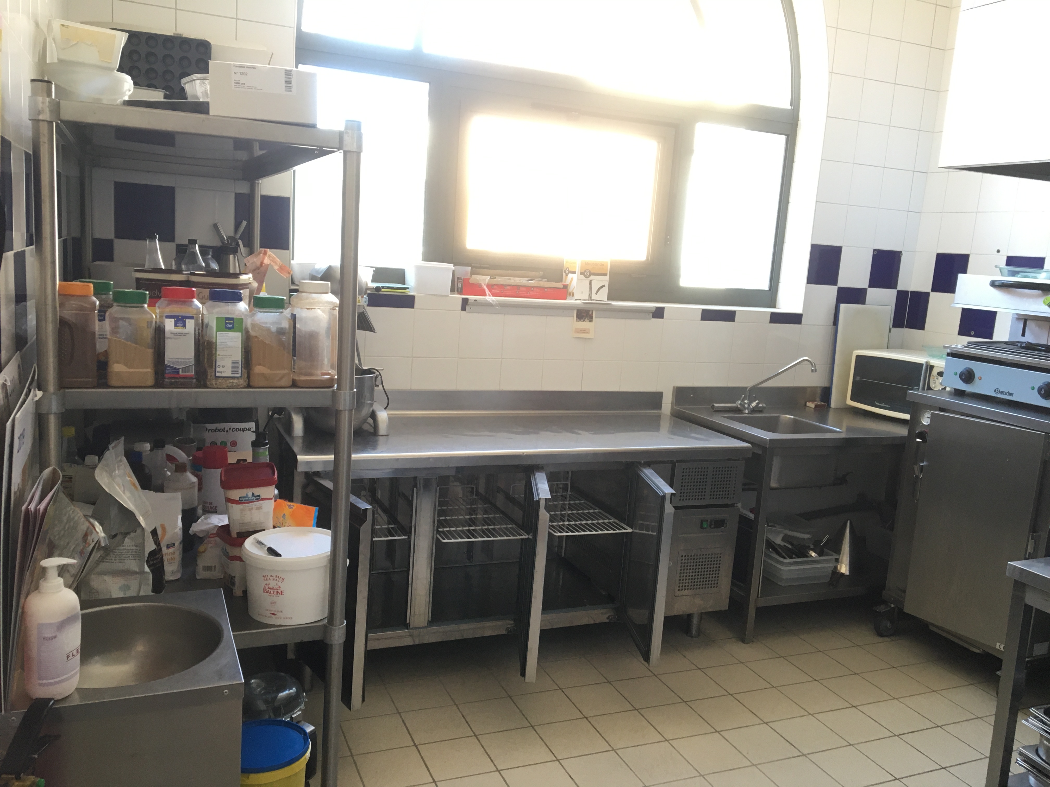 A reprendre en location-gérance un bar-restaurant avec licence IV situé au coeur du village dans un bâtiment communal.
Comme de 330 habitant en région Puisaye, proche du chantier médiéval de Guédelon, de Saint Sauveur en Puisaye, de Saint-Fargeau ...

L'ensemble est composé :
- au rez de chaussée d'une salle avec bar d'environ 86 m² pouvant accueillir 40 personnes, d'une cuisine équipée, d'une laverie, d'une légumerie, de réserves et d'une terrasse
- à l'étage d'un logement T3

Clientèle locale, ouvrière et de passage.

Expérience en cuisine demandée.

Loyer de l'ensemble 550€ HT/mois