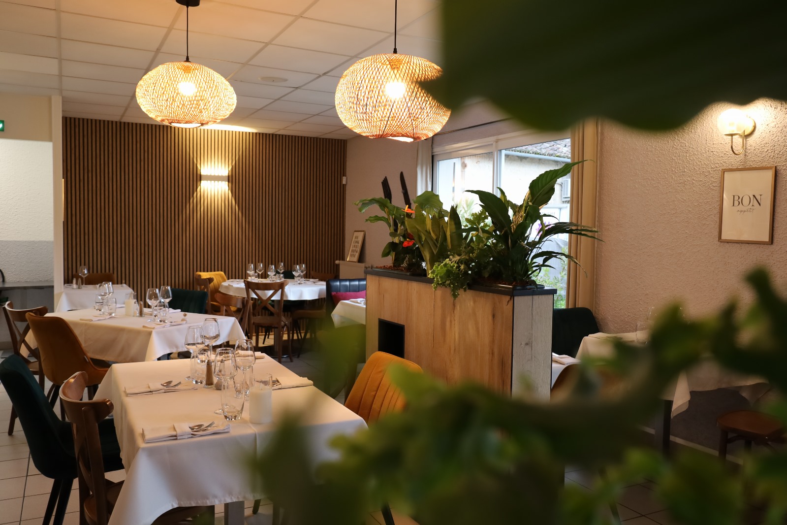 Fond de commerce à vendre dans une jolie commune agréable à vivre  au cœur d’un bourg commerçant .Le loyer est de 1103 E par mois licence 4 inclue ainsi qu’un appartement de 80m2 avec 4 chambres au dessus du restaurant.
Restaurant avec beaucoup de potentiel ,en pierre apparente et une déco moderne et repeinte récemment, avec une activité très florissante .Possibilité de développement du bar avec une terrasse .
Le restaurant propose un menu différent chaque midi avec des produits frais et fait maison et le week-end une carte semi-gastro avec des produits frais et tout fait maison.Carte qui change à chaque saison.Le restaurant à une très bonne réputation et une clientèle fidèle.
Il est composé de trois salles une principale pouvant accueillir 80 personnes, une petite salle pouvant accueillir entre 20 et 25 personnes et une grande salle à l’étage de capacité d’accueil de 80 personnes.La terrasse dans un écrin de verdure  peut accueillir environ une centaine de personnes.
Une cuisine complètement équipée ,un bar équipée ,une plonge à part de la cuisine ,un coté pain et une buanderie qui sert de vestiaire.De nombreux lieux de rangement et de stockage cave ,des placards et une grande réserve avec des grandes chambres froides .
Établissement aux normes PMR.
Pour plus de photos vous pouvez allez voir notre site Le MYTHIC et les avis sur Google business et tripadvisor et référencé sur le petit futé.
Nous mettons notre restaurant à vendre pour envie de changement après 14 ans de service avec beaucoup de plaisir. Demande sérieuse 
Coup de cœur assuré venez vite le visiter !