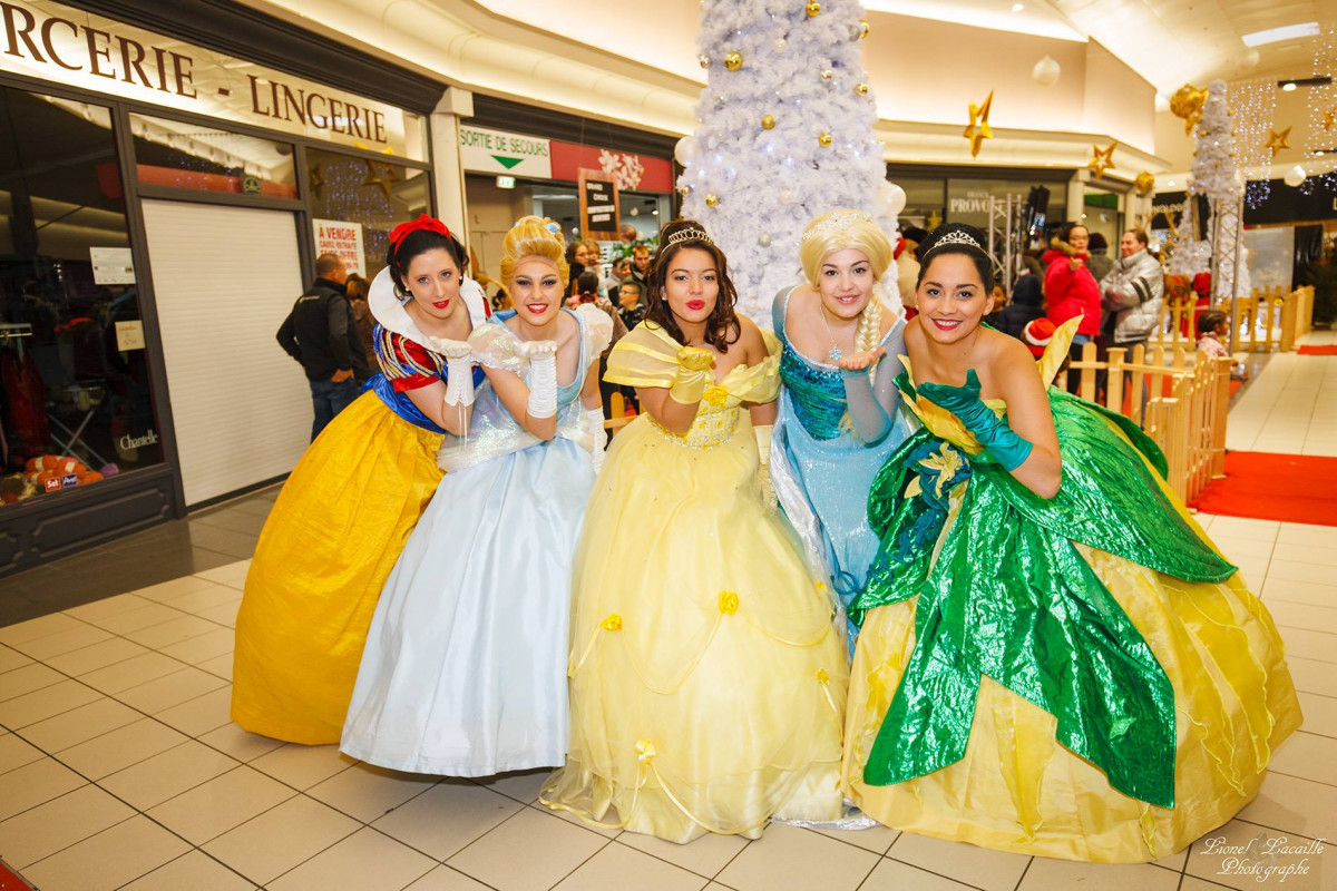 vend fond de commerce avec atelier de retouche ,plus de 400costumes de tous thèmes ,robes de soirées ,robes de mariées ,et mascottes
les costumes ,robes de soirées et de mariées sont toutes confectionnés dans notre atelier