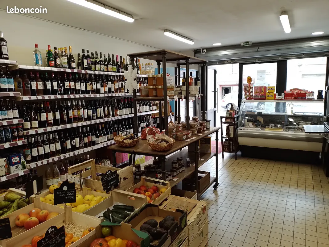 A vendre, jolie épicerie (produits locaux, vins, fromages, charcuterie, épicerie quotidienne) + relais pick-up.
C.A. en progression constante. Devanture neuve, ainsi que les luminaires.
Au centre d'un village en pleine expansion (+ de 2600 habitants).
Médecins, pharmacie, boulangerie, boucherie, crèches et écoles.
Conviendrait bien à un couple. 
Locaux appartenant à la mairie, loyer raisonnable.