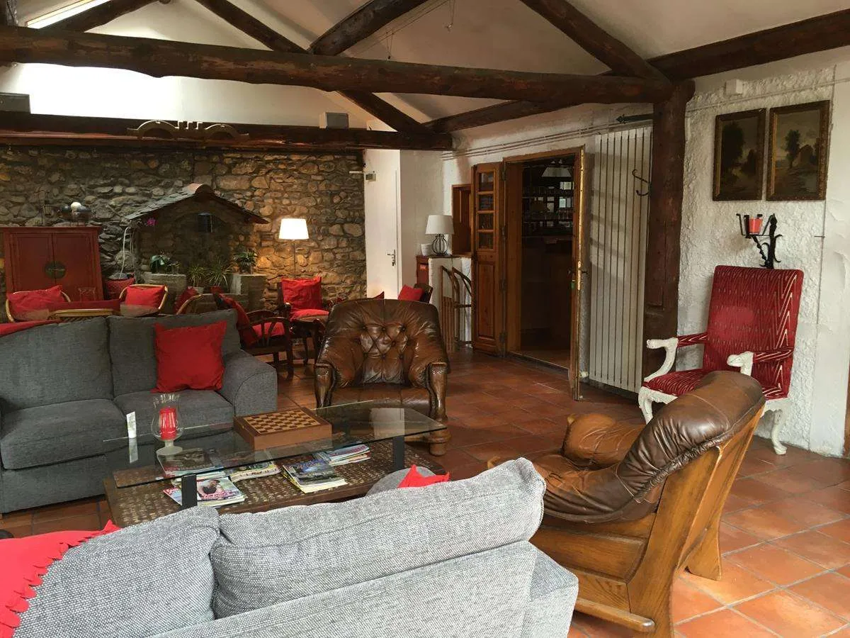 URGENT A CEDER MURS ET FDC de cette belle auberge située dans le village pittoresque de Latour-de-Carol allie le charme traditionnel de la Cerdagne dans les Pyrénées Orientales. 10 mn de la frontière espagnole, 25 kms du Pas de la Case et 11 kms des pistes de ski de Porte Puymorens.
De plus, son emplacement stratégique permet un accès facile aux randonnées pédestres, cyclistes et aux activités de montagne. C'est une auberge de caractère de 1929 d'une superficie totale de 600m² en R+3. Elle dispose 10 chambres. Logement de fonction de type T3. Au rez-de-chaussée nous trouvons un jardin de 70 m2, un salon calme de type jardin d’hiver avec beaucoup de lumière, bar, grande salle à manger avec carrelage hydraulique et plafonds en bois avec une capacité de 40 places assises. Cuisine professionnelle entièrement équipée, entrepôt et réception. Ticket moyen sur la partie restauration 30€ et le prix moyen chambre 88€ à 120€ Devant le bâtiment se trouvent deux parcelles qui servent de parking pour l'auberge. Une des parcelles de 900m² est constructible.
Ouverture à l'année sauf 5 semaines, octobre et mars. Nombreux axes de développement, le CA de 125.000€ ne reflète pas le potentiel. Prix de vente Murs + fonds de commerce + terrain 785.000€
Vente urgente cause santé