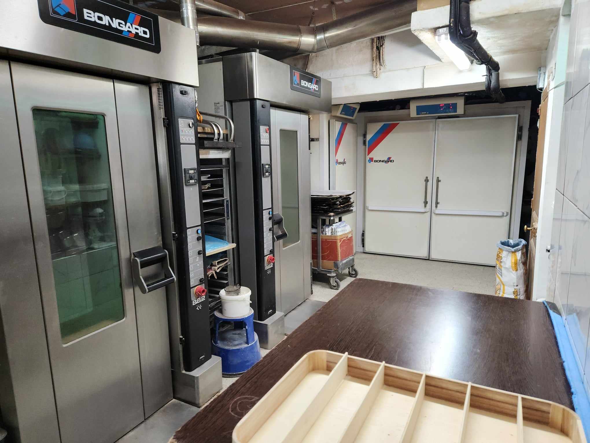 Vend cause départ en retraite très bonne boulangerie patisserie dans charmant village de provence très renomé pour son festival de piano commerce avec du matériel de bonne qualité ( BONGARD) un très bon chiffre d'affaire et très bon bénéfice le commerce est pourvu d'un grand logement + très grande terrasse le stock sera offert soit environ 20000€