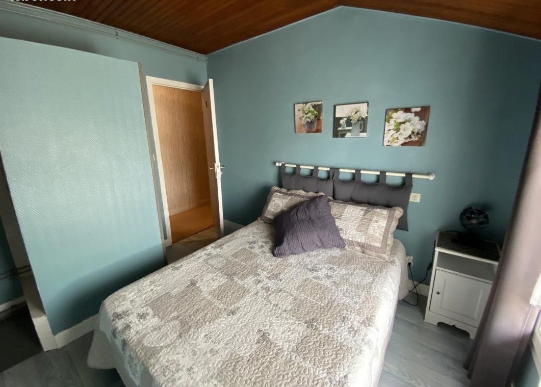 A vendre fond de commerce et murs situé sur la route du lac du der, cet etablissement se compose de plusieurs activités professionnelles a fort potentiel.
ideal pour un couple d'exploitants, une reprise familiale ou un investisseur .
-au rdc- partie commerciale : un bar avec places assises , un espace snack /kebab tout equipé , et un espace pizzeria (four a bois) et frigo .
une salle de restaurant ainsi qu'une terrasse estivale.
une cuisine professionnelle avec chambre froide.
une salle de reception et dansante pour 130 personnes avec bar , wc ,cabine dj.
une petite salle attenante a l'hotel pouvant recevoir 40 personnes ou la transformer en local depot vente ( vente fruits et legumes...etc )
-un appartement de 4 pieces ( salle de bain , chambre , salon, bureau )
-partie hotel : le 1er etage se compose de 9 chambres ainsi qu'une piece lingerie