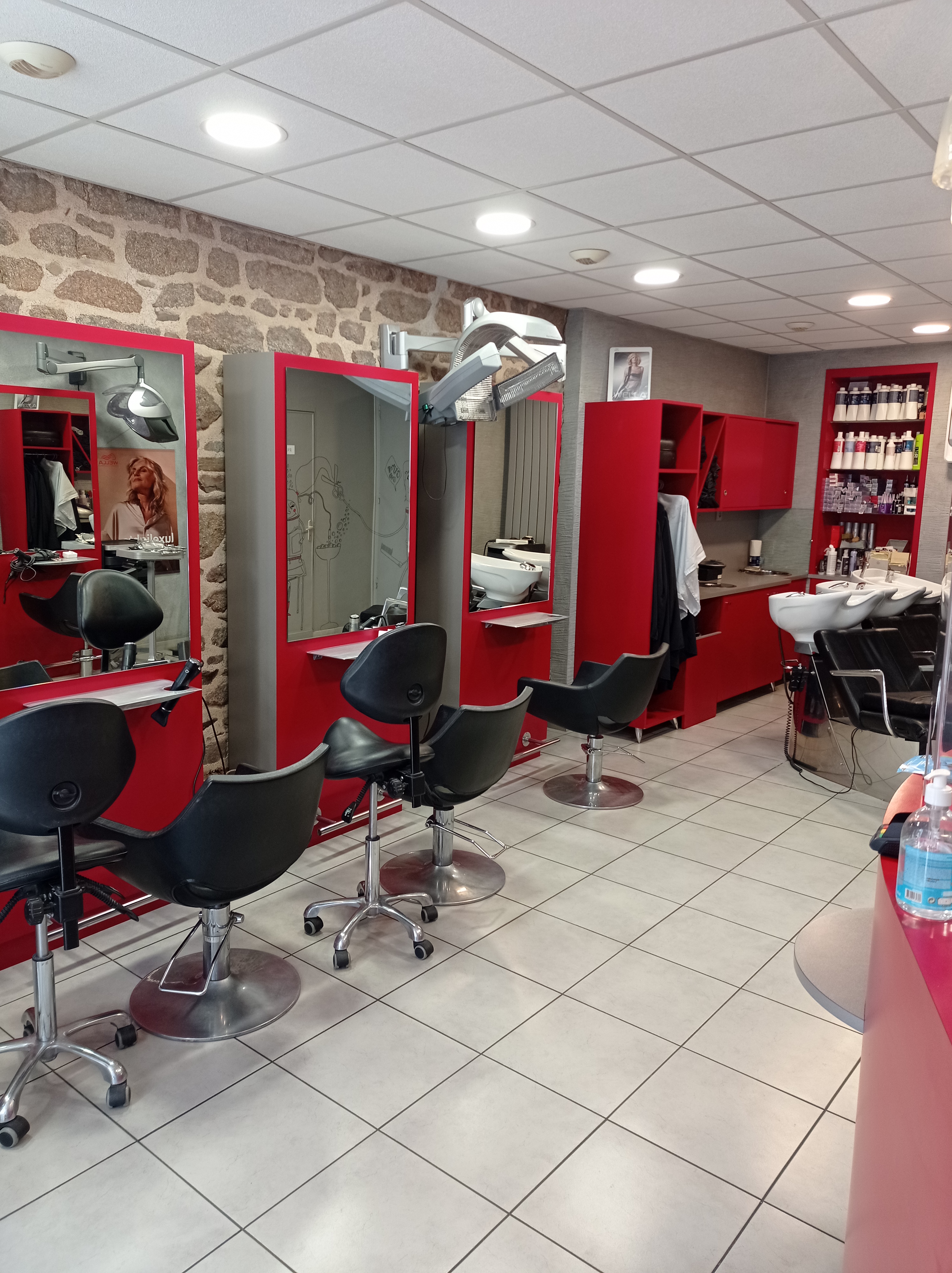 Salon de coiffure d'une superficie de 35 M2 en centre-ville dans une rue commerçante avec parking à proximité.
Ce bien comprend 5 postes de coiffage et 3 bacs à shampoing en très bon état.
Clientèle régulière et fidélisée avec possibilité de la développer.
Loyer : 400€/ mois 
Possibilité d'acquérir les murs de l'immeuble avec appartement à l'étage.
Vente pour départ en retraite.
38 500 € net vendeur