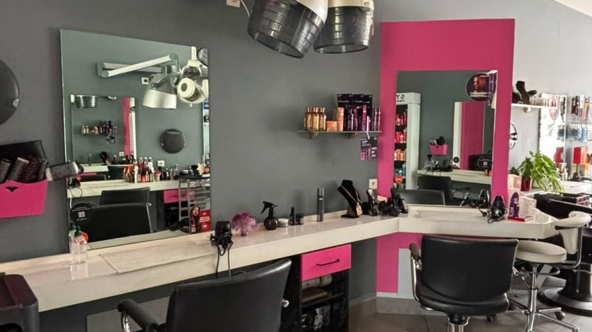 À céder pour cause de départ à la retraite anticipée, ce salon de coiffure bénéficie d'un emplacement stratégique et d'une clientèle fidèle depuis plus de 30 ans. Une opportunité idéale pour une première installation ou un projet de développement.

- Localisation : plein centre-ville de Moreuil (commune dynamique de près de 4 000 habitants).
- Stationnement : très facile et gratuit avec un grand parking situé en face de la boutique.
- Superficie : 
Salon 56m²
Local du personnel 28m²
Cave de stockage 25m² 
Garage 20m²

- Agencement : Espace coiffure et lumineux équipé de 10 postes de coiffage, 3 bacs à shampoing et 1 siège barber dédié. Une salle de pause pour le personnel, entièrement rénovée récemment. Un garage privatif attenant (idéal pour stockage ou véhicule

- Energie : chauffage au fuel
- Bail commercial : loyer attractif de 750€/mois.

- Historique : établissement crée et exploité avec succès depuis 1994. Clientèle locale et fidèle, forte notoriété
- Chiffre d'affaires : 140 000€ HT (moyenne lissée sur les 3 derniers exercices de 11mois), activité stable et saine.

Equipe en place : 1 dirigeante (cédante), 1 salarié en CDI à temps plein, 1 apprentie et 1 employé de ménage (3h/semaines).

Prix du fonds de commerce : 99 000€Accompagnement de repreneur si besoin