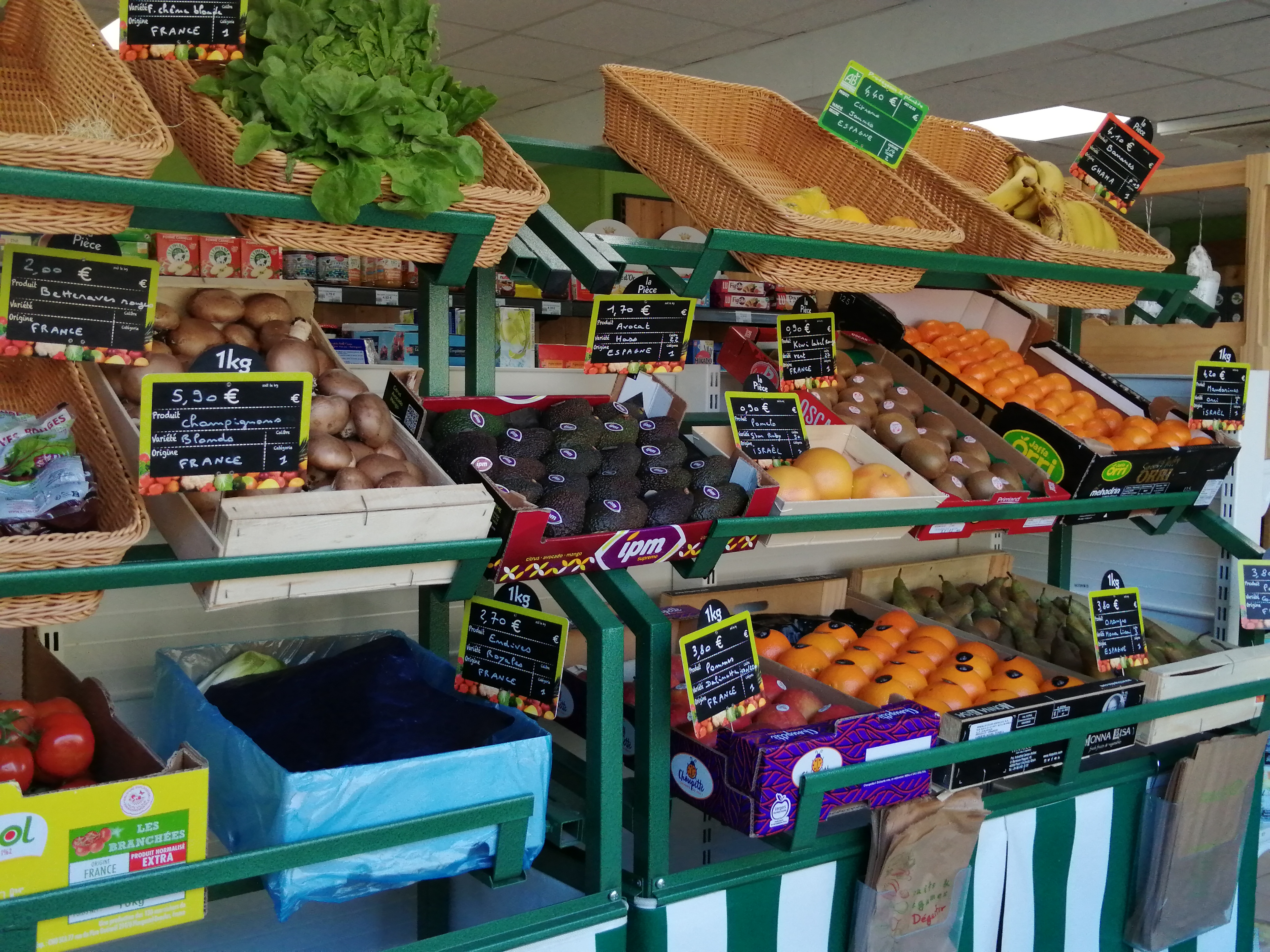 URGENT CAUSE RETRAITE - A VENDRE FOND DE COMMERCE EPICERIE DE BAULON (35580)

Située dans une commune dynamique de 2300 habitants, avec des lotissements en cours de construction, l'épicerie existe depuis une dizaine d'année. Elle se situe le long de la rue principale (axe routier Guichen - Plélan le Grand), à proximité d'autres commerces. Situation en angle, stationnements nombreux. 

Surface 75 m2 environ, location près d'un particulier.
Travaux d'aménagement intérieur et installation de la climatisation en juin 2023, rayonnage bois très récents, frigos en très bon état et entretenus. 

Alimentation générale + frais (fruits, légumes, fromage à la coupe) + de nombreux produits locaux (crèmerie, viandes, galettes, terrines, confitures, caramels, biscuits, chocolats, miels, bières, tisanes ...). 
Le magasin est bien identifié comme l'endroit où l'on trouve de bons produits de type épicerie fine, pour soi-même ou à offrir. 
Le commerce alimentaire le plus proche est un Intermarché à 8kms.

La clientèle est fidèle et variée, complétée par une clientèle de passage (tourisme, gites). 

Ouverture de mardi à samedi, de 9h00 à 13h00 et de 16h00 à 19h30. 
4 semaines de congés par an (3 l'été + 1 en hiver).

CA en progression, encore perfectible grâce à une ouverture le dimanche matin, qui serait appréciée des clients.

Prix de vente 75 000€
