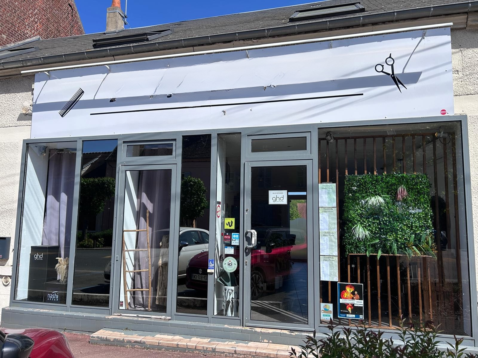 En plein cœur du centre-ville de Noailles, découvrez ce salon de coiffure de 58 m², parfaitement agencé et prêt à travailler sans aucun investissement à prévoir.

L’espace se compose de 5 postes de coiffure, 3 bacs à shampooing, ainsi qu’un poste dédié à l’onglerie. Le salon propose également un véritable espace différenciant avec un siège relaxant et une zone privative dédiée au hair spa et aux soins esthétiques, apportant une vraie valeur ajoutée à l’expérience client.

Une réserve de stockage fonctionnelle, une cave ainsi qu’une cuisine complètent le lieu, offrant confort et organisation au quotidien.

Le salon bénéficie d’une clientèle fidèle et régulière, avec un chiffre d’affaires stable, ce qui en fait une reprise sereine et sécurisée. Deux salariés sont à reprendre, assurant une continuité immédiate de l’activité.

Le loyer est particulièrement attractif : 526 €.

Côté potentiel de développement, tout est déjà en place pour aller plus loin : élargissement des prestations, développement de la vente de produits capillaires, mise en place d’un système de prise de rendez-vous en ligne… les leviers de croissance sont clairs et accessibles.

Un parking gratuit juste en face du salon facilite l’accès pour la clientèle, un vrai plus pour le secteur.

Dossier commercial complet disponible sur demande.

Honoraires d'agence à la charge de l'acquéreur. Prix honoraires inclus : 82500 euros. Prix hors honoraires : 75000 euros. Honoraires TTC à la charge de l'acquéreur (10,00% du prix du bien hors honoraires) : 7500 euros.
Bien non soumis au DPE. Les informations sur les risques auxquels ce bien est exposé, y compris l'obligation légale de débroussaillement, sont disponibles sur le site Géorisques : http://www.georisques.gouv.fr.
La présente annonce immobilière a été rédigée sous la responsabilité éditoriale de Mme Magali Dumont mandataire indépendant en immobilier (sans détention de fonds), agent commercial de la SAS I@D France immatriculé au RSAC de BEAUVAIS sous le numéro 841588205, titulaire de la carte de démarchage immobilier pour le compte de la société I@D France SAS.