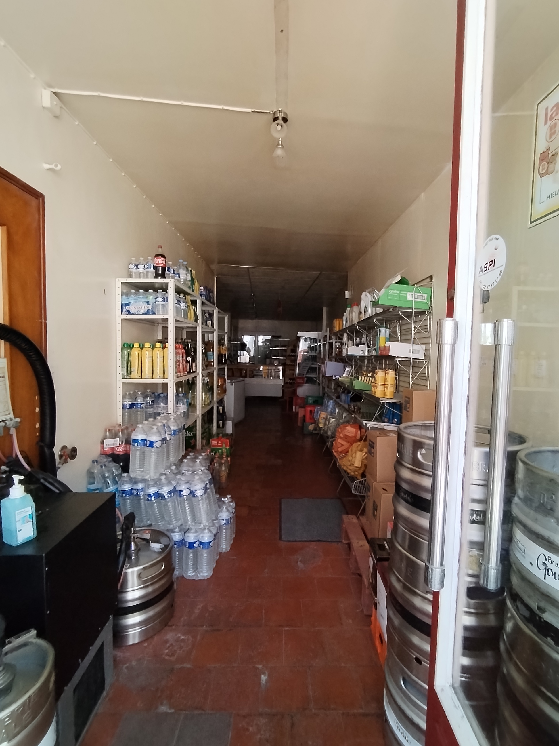 A vendre fond de commerce dans un charmant petit village de l'Indre : Obterre situé dans le Parc Naturel de la Brenne

Commerce multi activités : Bar, Tabac, Epicerie, Dépôt de pain

Village Dynamique at animé grâce à une vie associative très active (club de foot, comité des fêtes, comité de jumelage, marché de Noël, festival de musique...)
 
Possibilité de logement sur place
